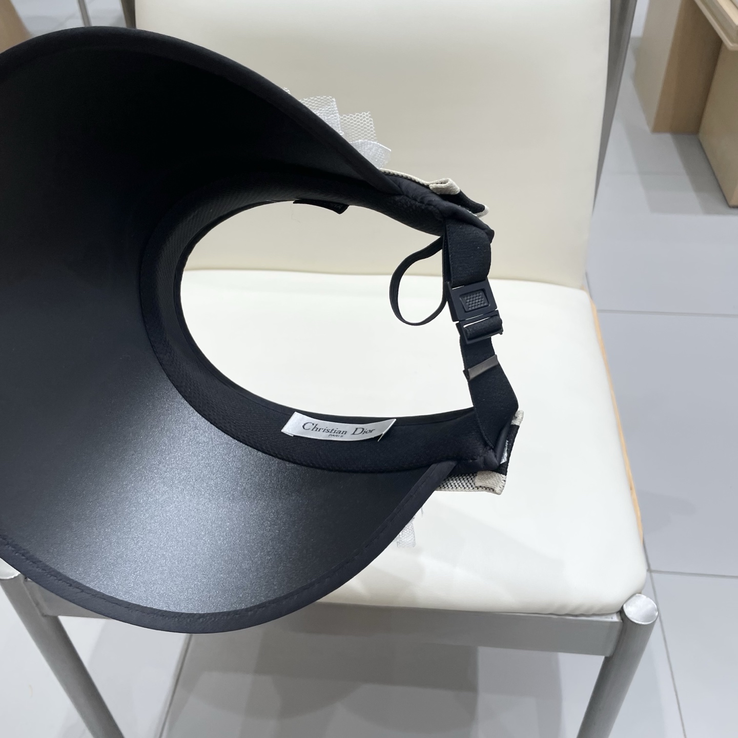  迪奥Dior2025新款
空顶帽，夏天必备单品，因为真的太好搭，夏天搭配清凉夏日风情真的超级文艺范～随