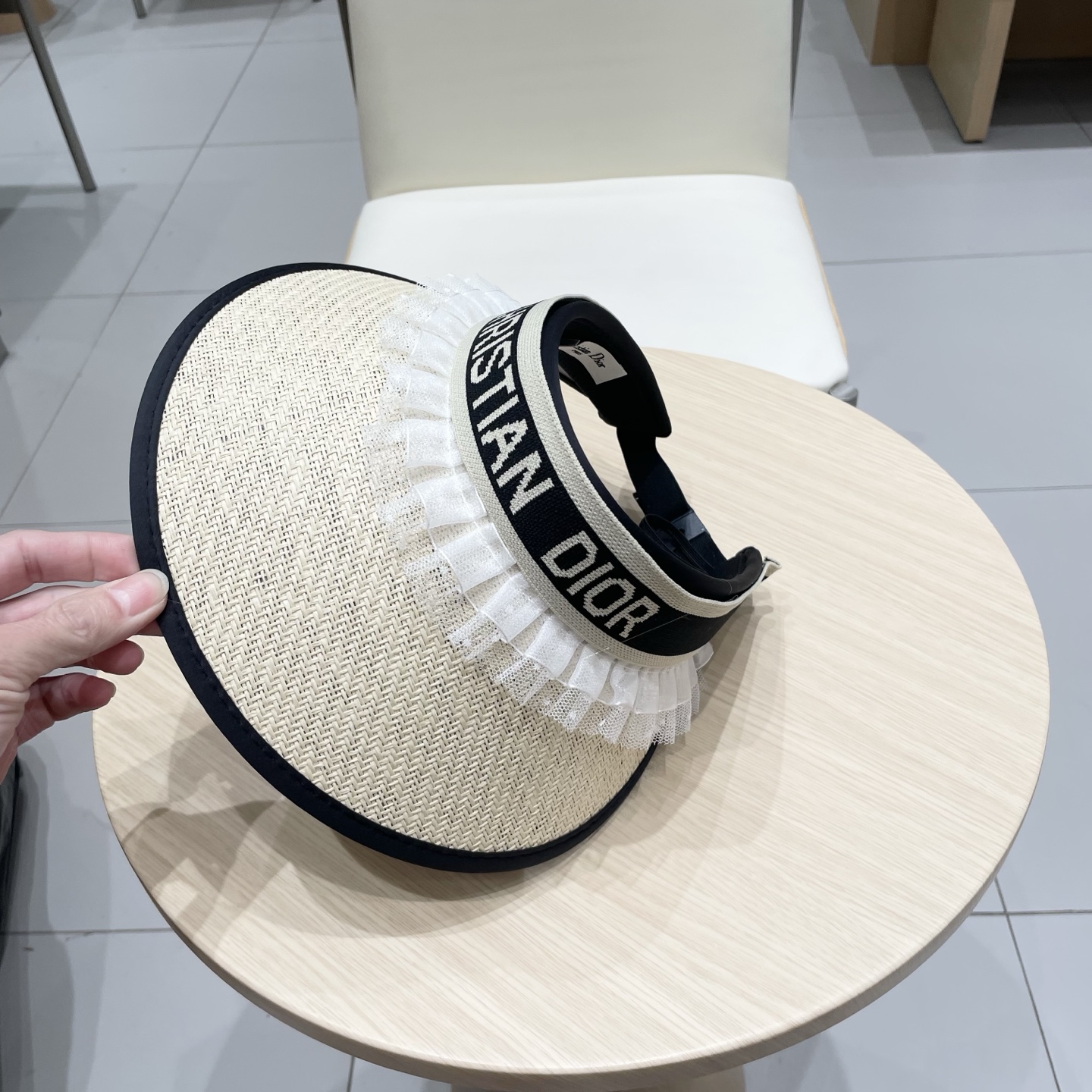  迪奥Dior2025新款
空顶帽，夏天必备单品，因为真的太好搭，夏天搭配清凉夏日风情真的超级文艺范～随