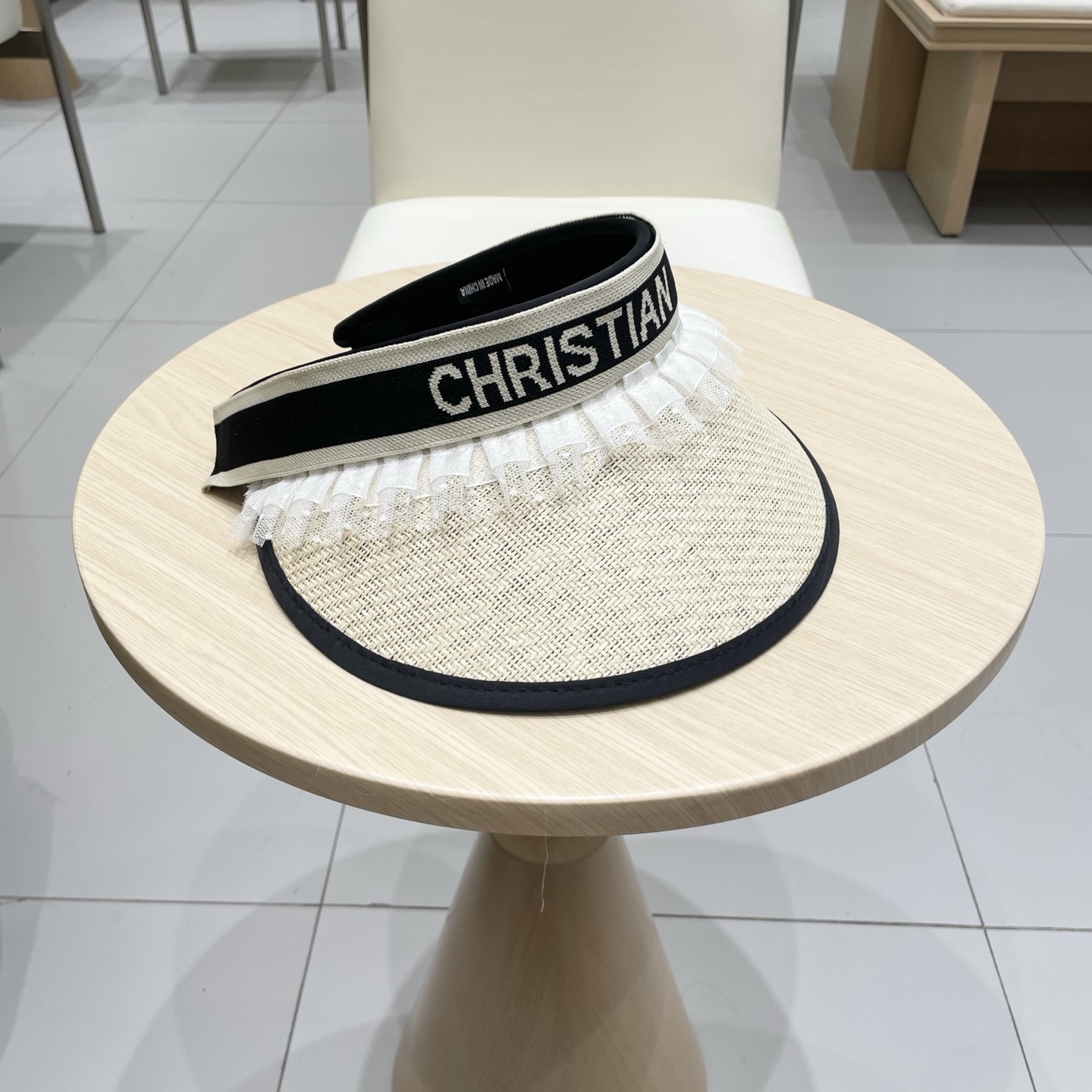  迪奥Dior2025新款
空顶帽，夏天必备单品，因为真的太好搭，夏天搭配清凉夏日风情真的超级文艺范～随