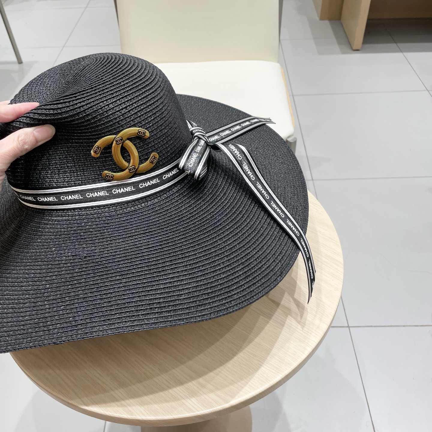  【CHANEL香奈儿】2025新款草编大檐织带款编织草帽，度假休闲必备，优雅大方的一款