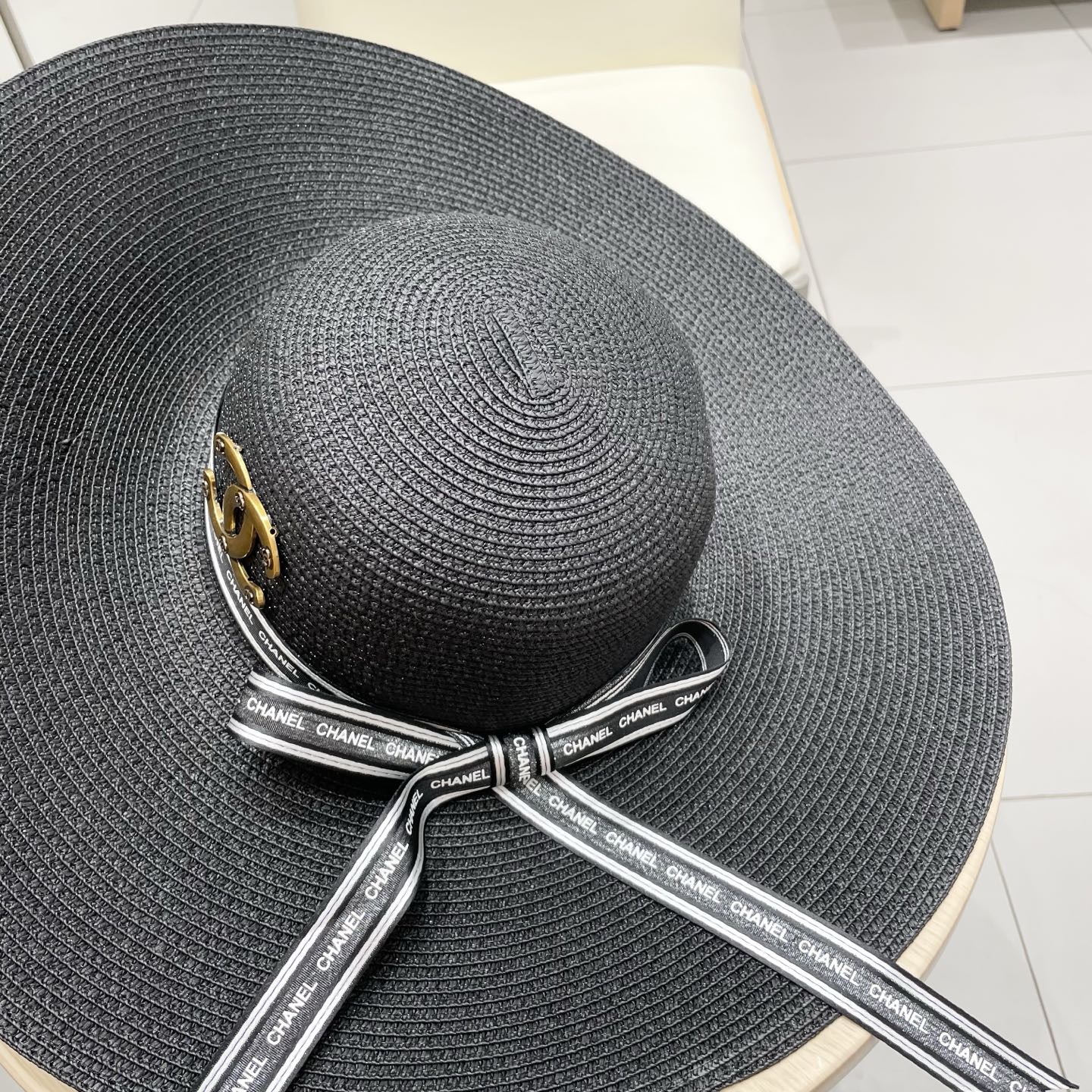  【CHANEL香奈儿】2025新款草编大檐织带款编织草帽，度假休闲必备，优雅大方的一款