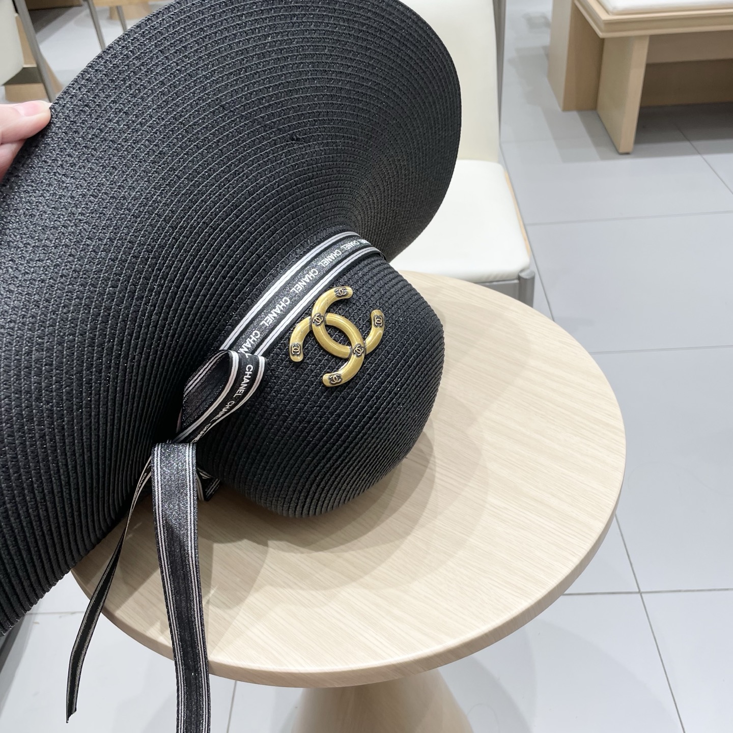  【CHANEL香奈儿】2025新款草编大檐织带款编织草帽，度假休闲必备，优雅大方的一款