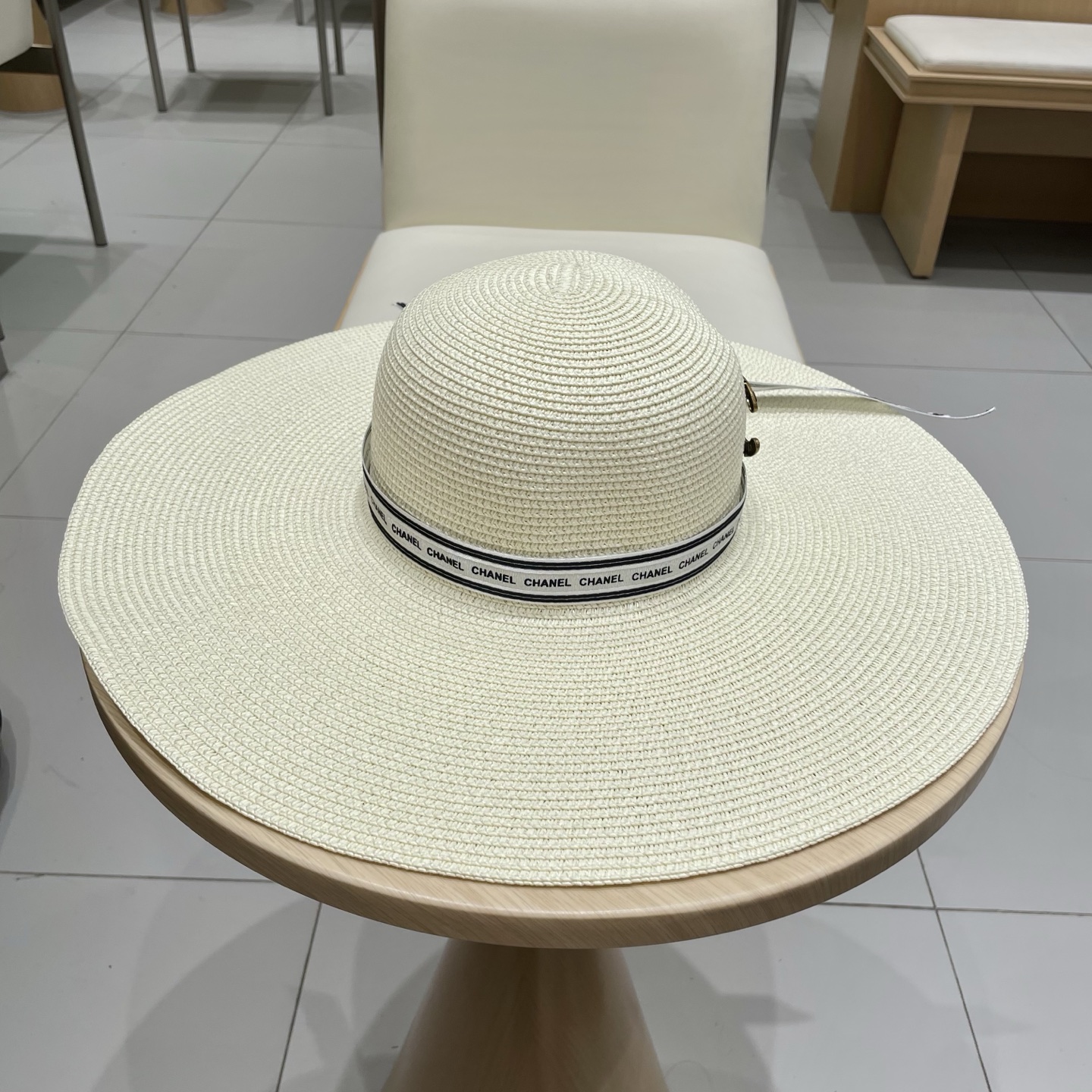  【CHANEL香奈儿】2025新款草编大檐织带款编织草帽，度假休闲必备，优雅大方的一款