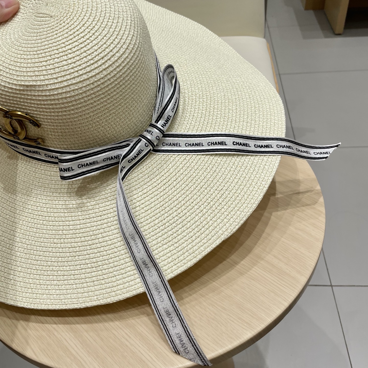  【CHANEL香奈儿】2025新款草编大檐织带款编织草帽，度假休闲必备，优雅大方的一款