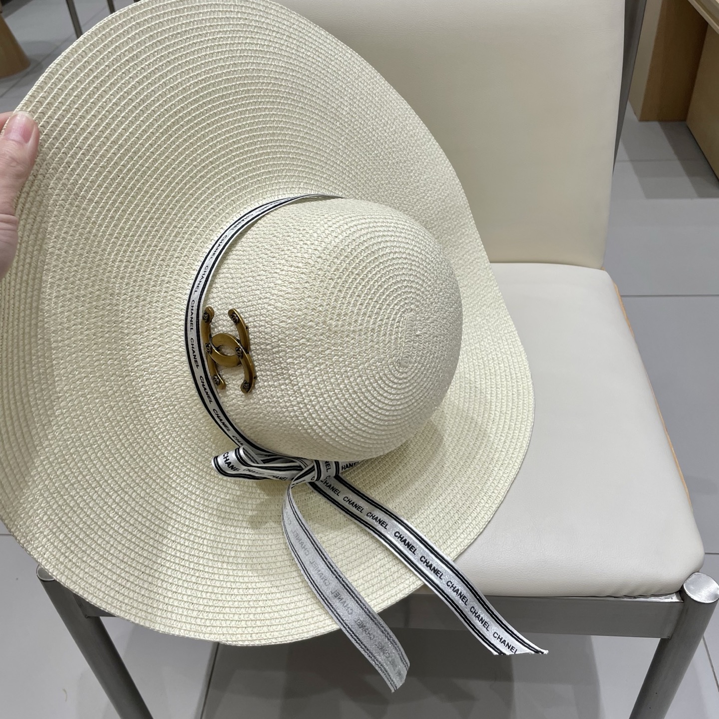 【CHANEL香奈儿】2025新款草编大檐织带款编织草帽，度假休闲必备，优雅大方的一款