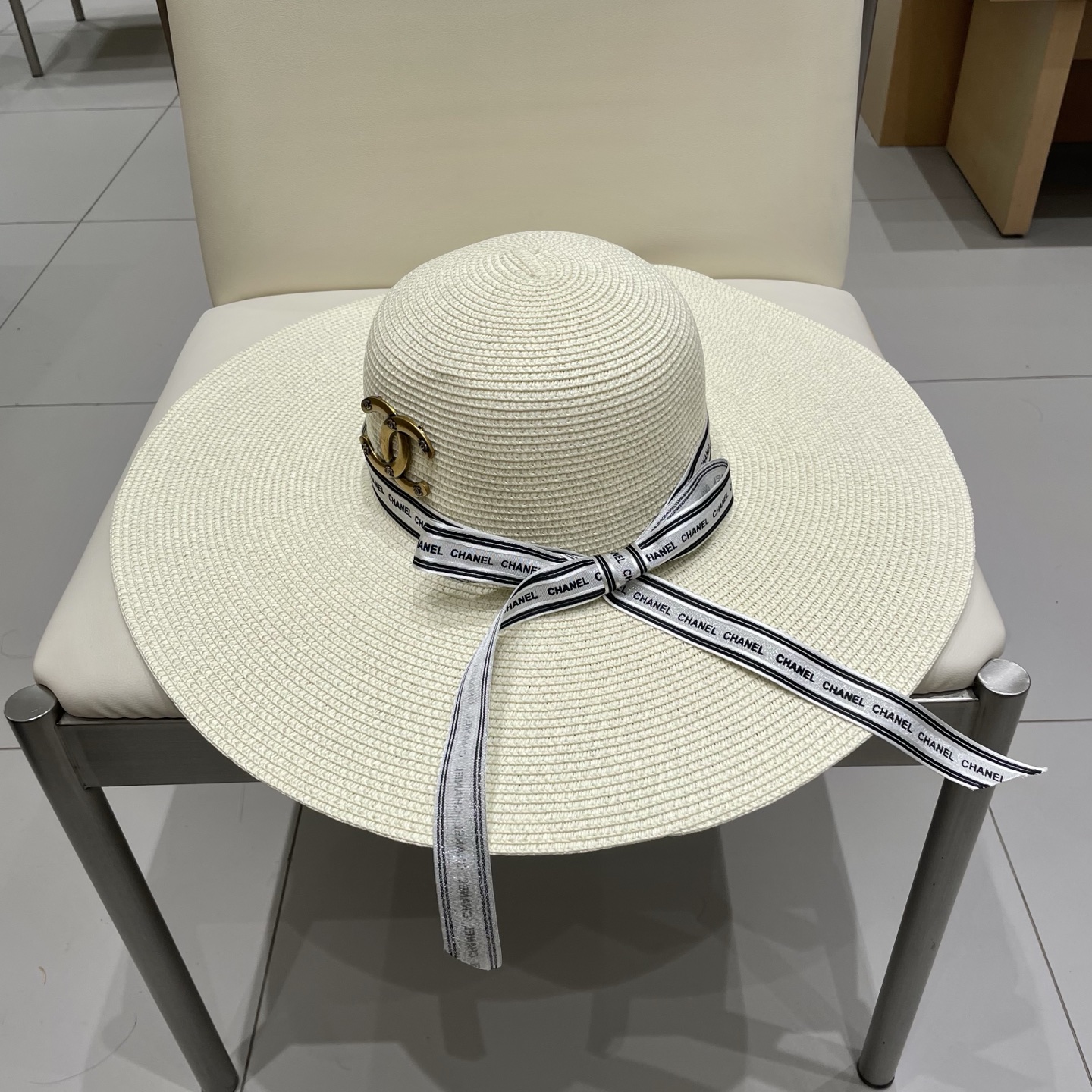  【CHANEL香奈儿】2025新款草编大檐织带款编织草帽，度假休闲必备，优雅大方的一款