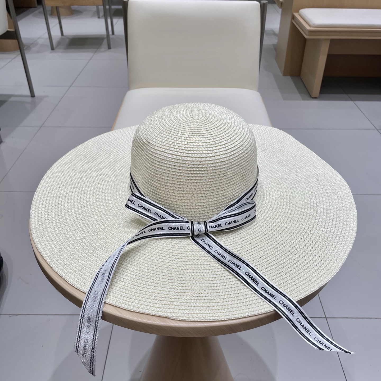  【CHANEL香奈儿】2025新款草编大檐织带款编织草帽，度假休闲必备，优雅大方的一款