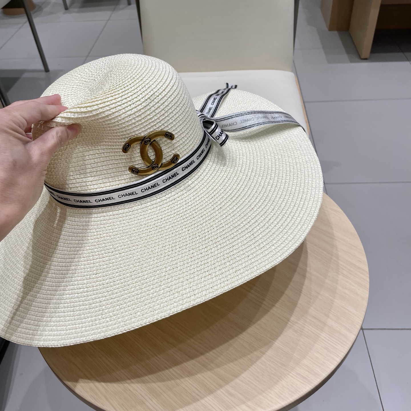  【CHANEL香奈儿】2025新款草编大檐织带款编织草帽，度假休闲必备，优雅大方的一款