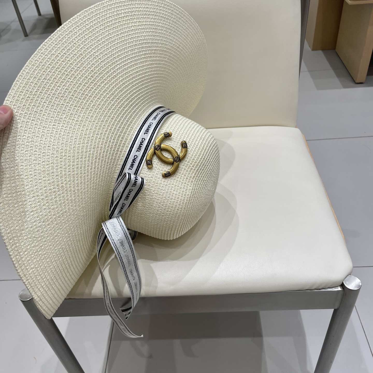  【CHANEL香奈儿】2025新款草编大檐织带款编织草帽，度假休闲必备，优雅大方的一款