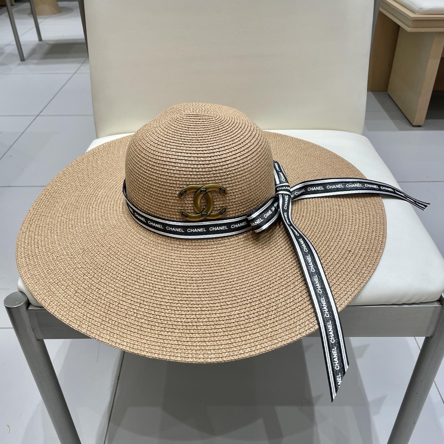  【CHANEL香奈儿】2025新款草编大檐织带款编织草帽，度假休闲必备，优雅大方的一款