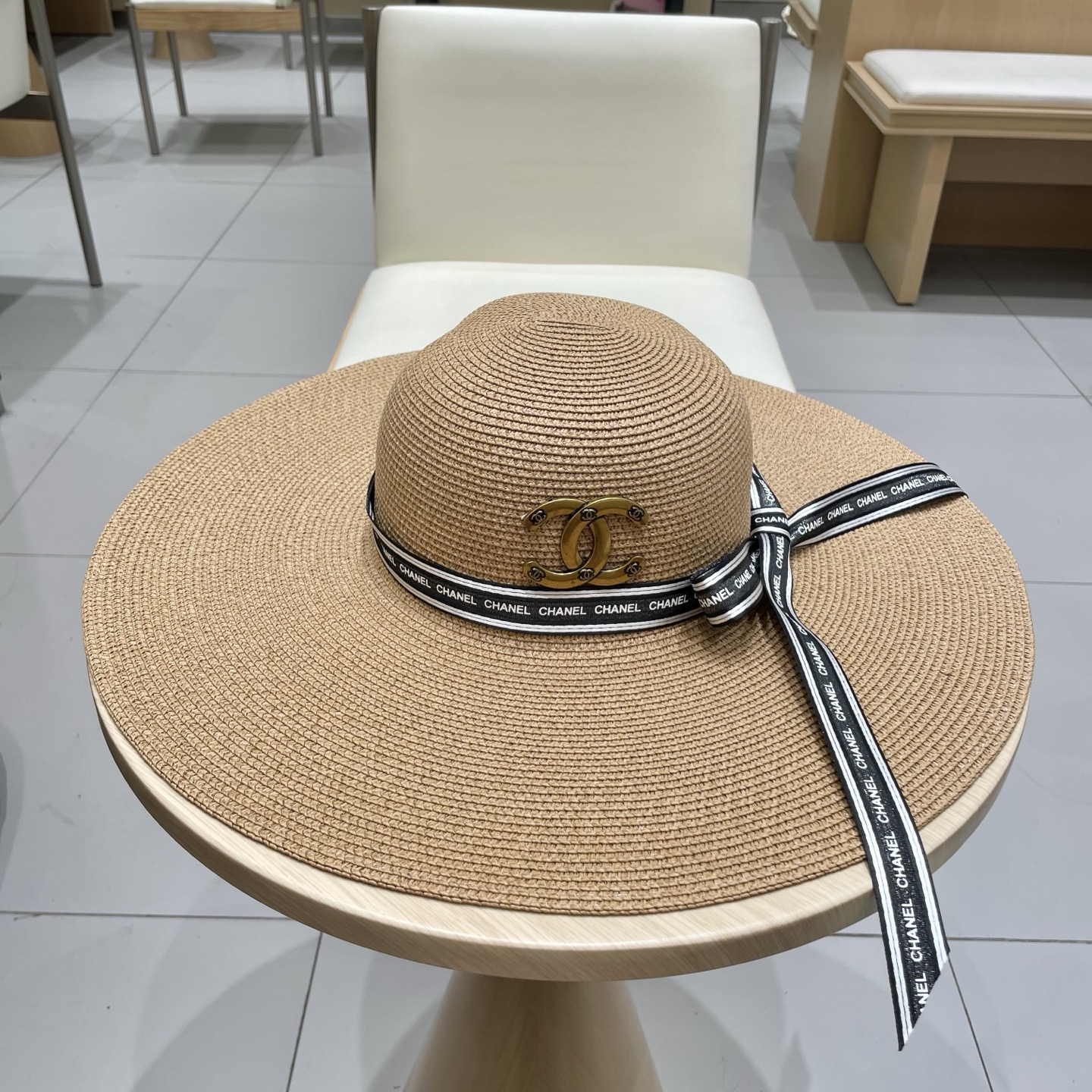  【CHANEL香奈儿】2025新款草编大檐织带款编织草帽，度假休闲必备，优雅大方的一款