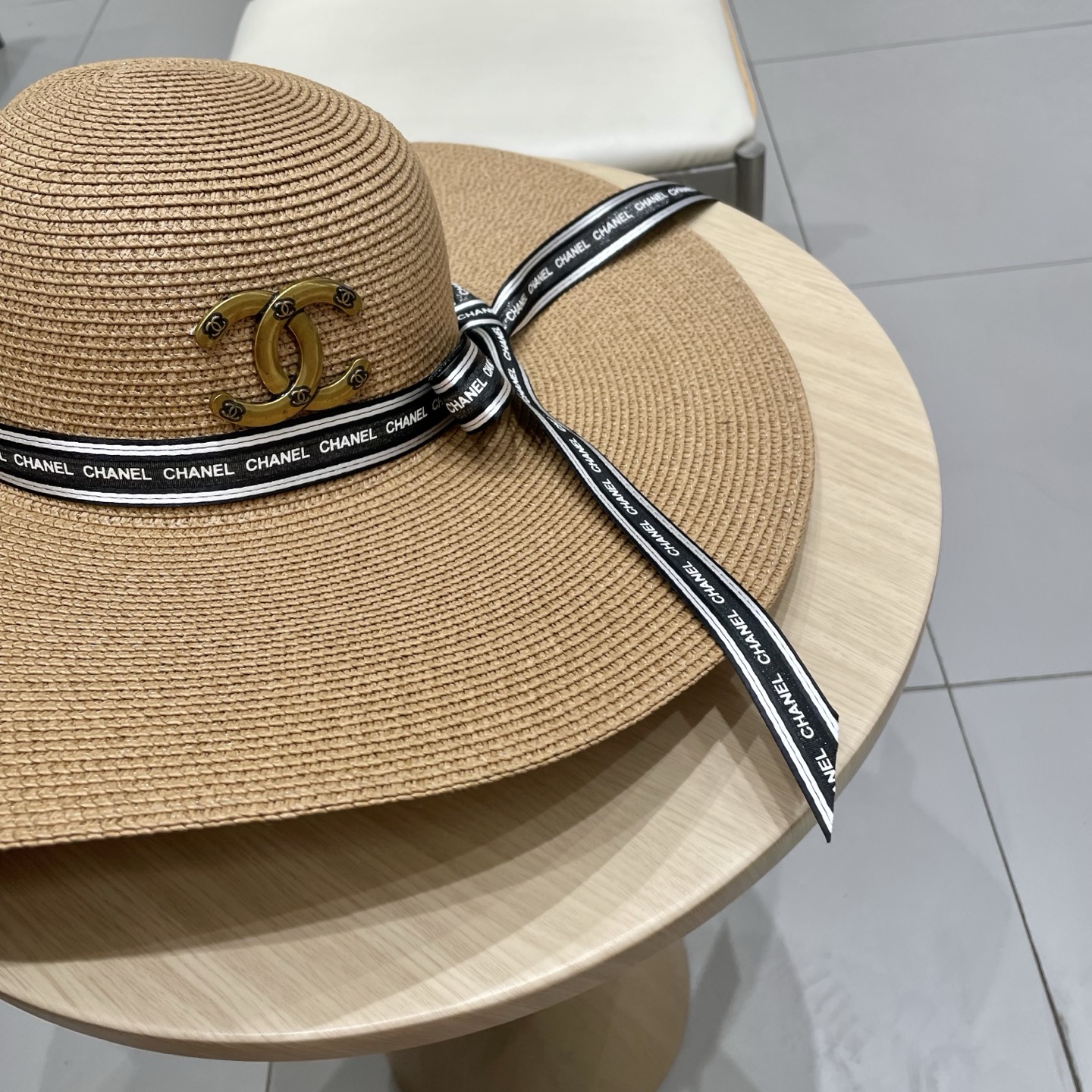  【CHANEL香奈儿】2025新款草编大檐织带款编织草帽，度假休闲必备，优雅大方的一款