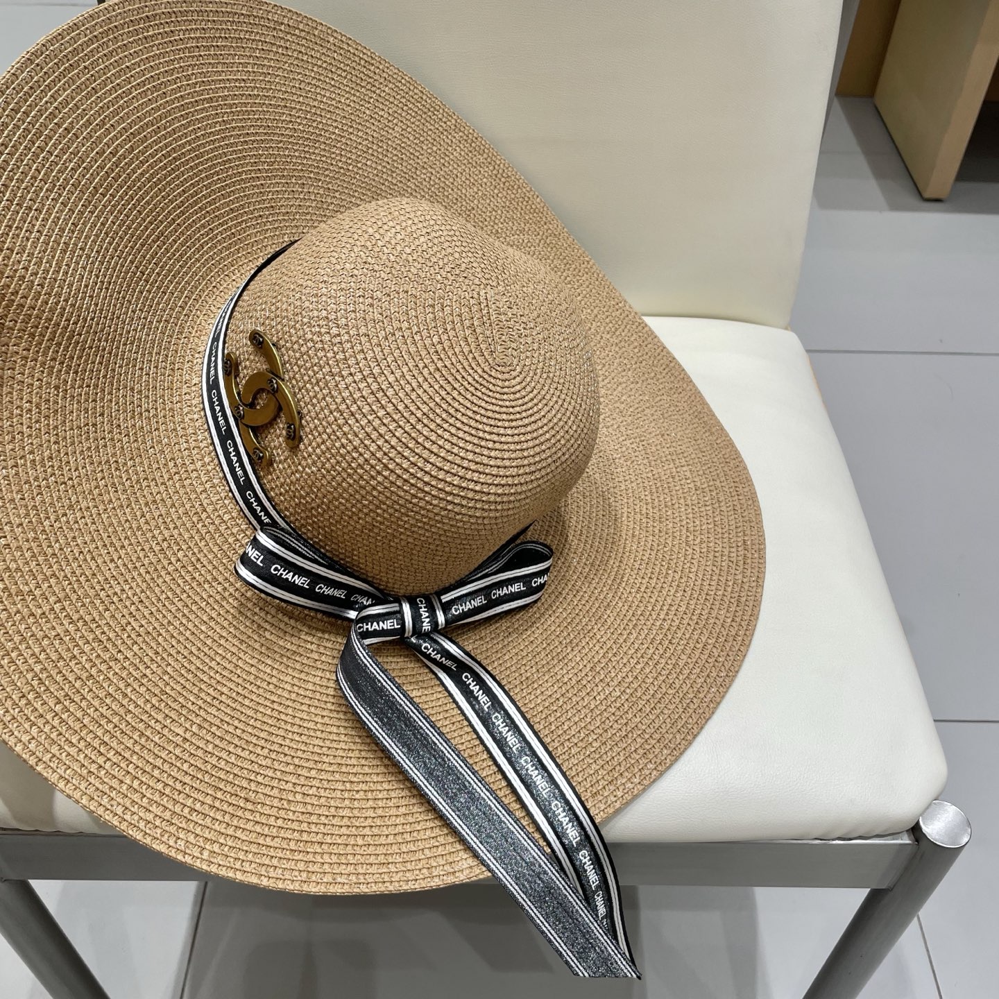  【CHANEL香奈儿】2025新款草编大檐织带款编织草帽，度假休闲必备，优雅大方的一款