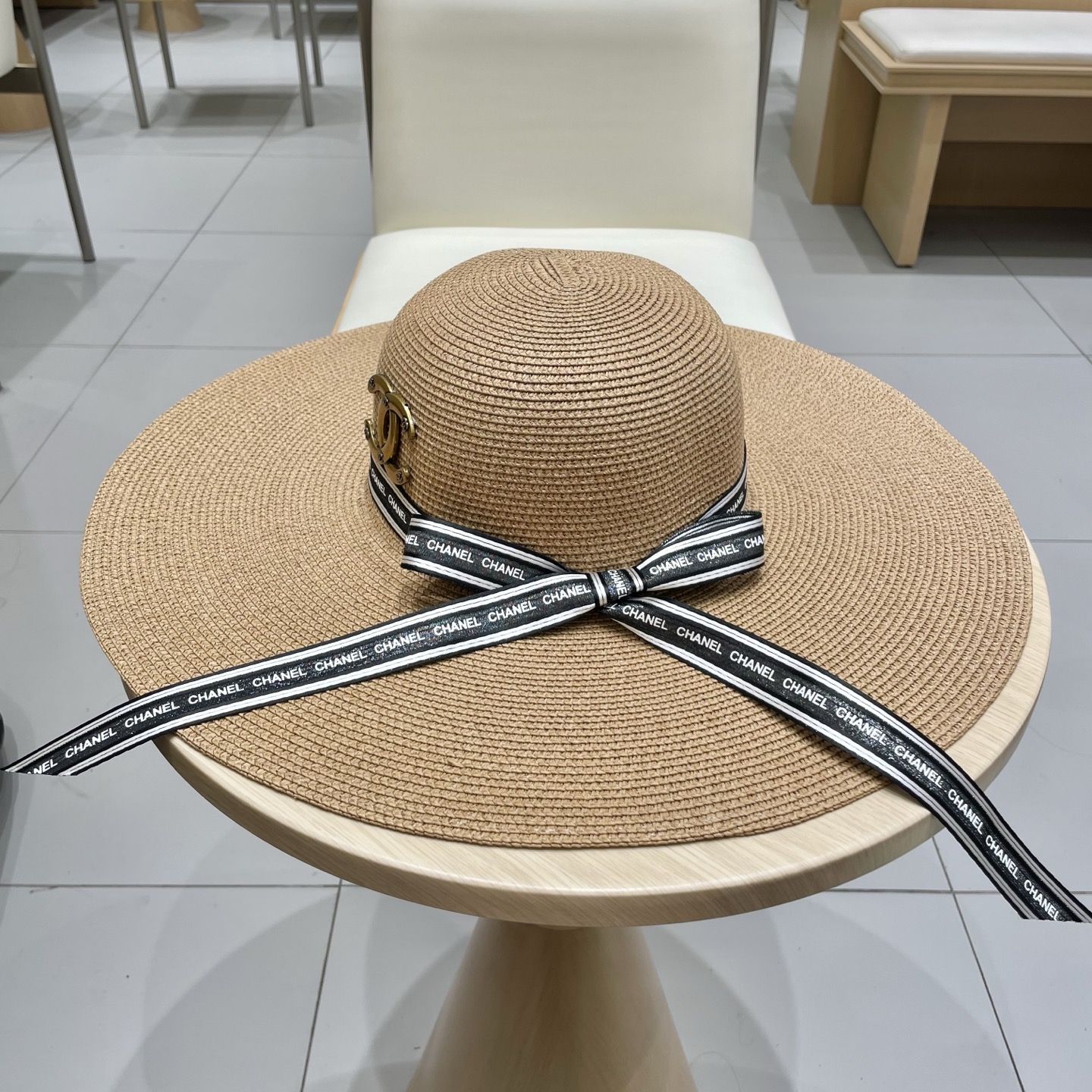  【CHANEL香奈儿】2025新款草编大檐织带款编织草帽，度假休闲必备，优雅大方的一款