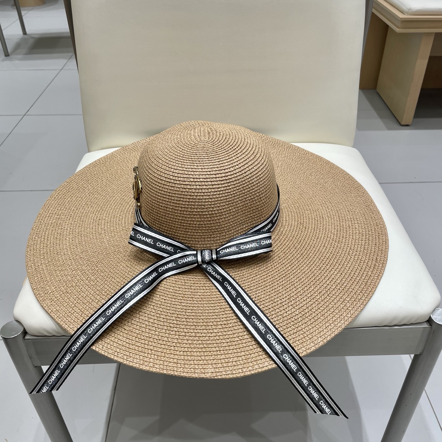  【CHANEL香奈儿】2025新款草编大檐织带款编织草帽，度假休闲必备，优雅大方的一款