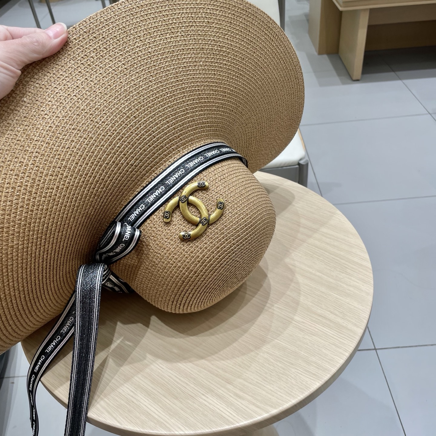  【CHANEL香奈儿】2025新款草编大檐织带款编织草帽，度假休闲必备，优雅大方的一款