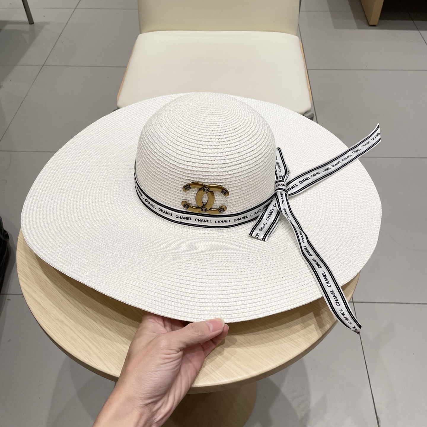  【CHANEL香奈儿】2025新款草编大檐织带款编织草帽，度假休闲必备，优雅大方的一款