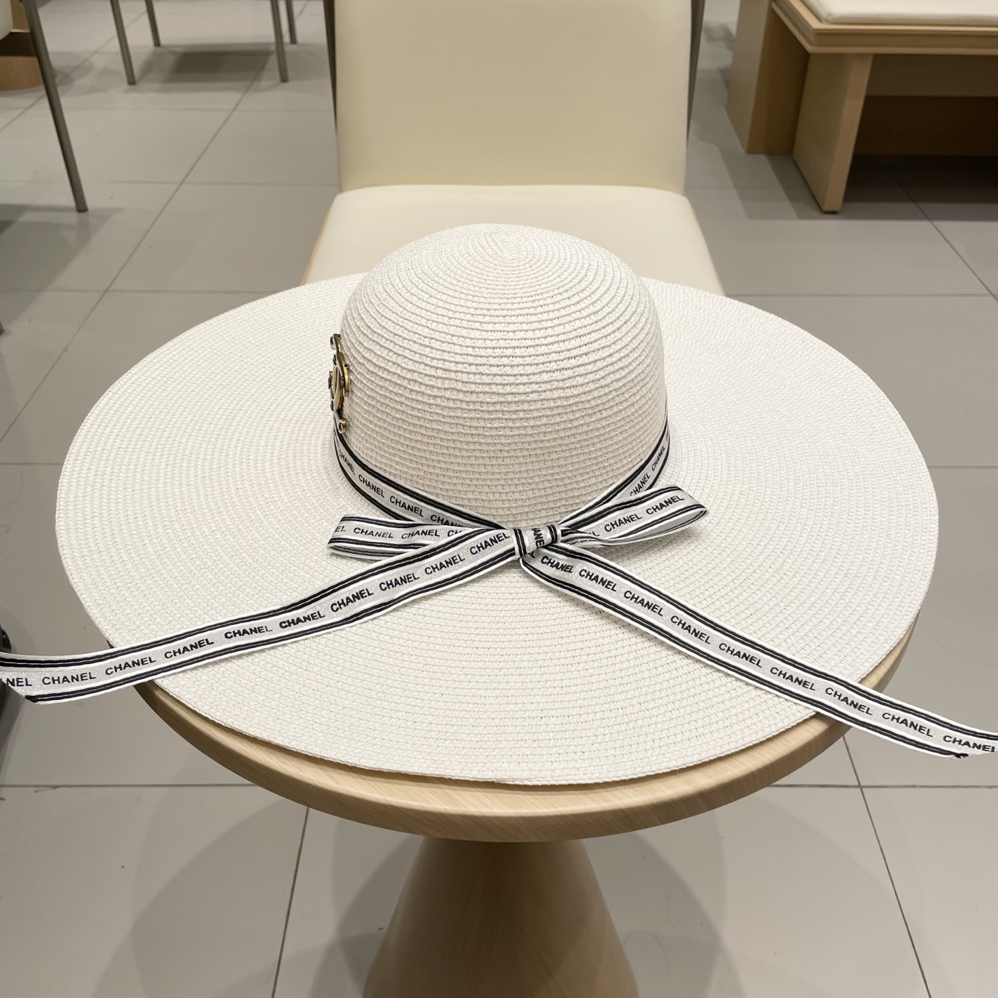  【CHANEL香奈儿】2025新款草编大檐织带款编织草帽，度假休闲必备，优雅大方的一款