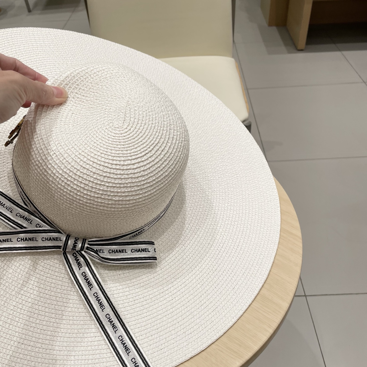 【CHANEL香奈儿】2025新款草编大檐织带款编织草帽，度假休闲必备，优雅大方的一款