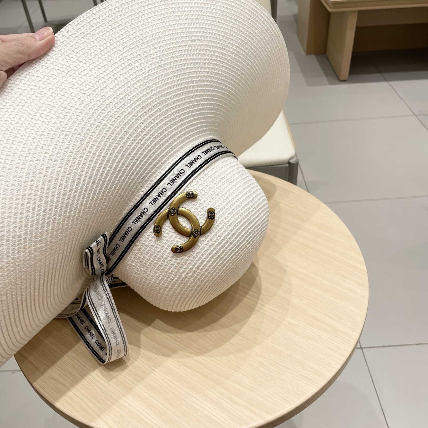  【CHANEL香奈儿】2025新款草编大檐织带款编织草帽，度假休闲必备，优雅大方的一款