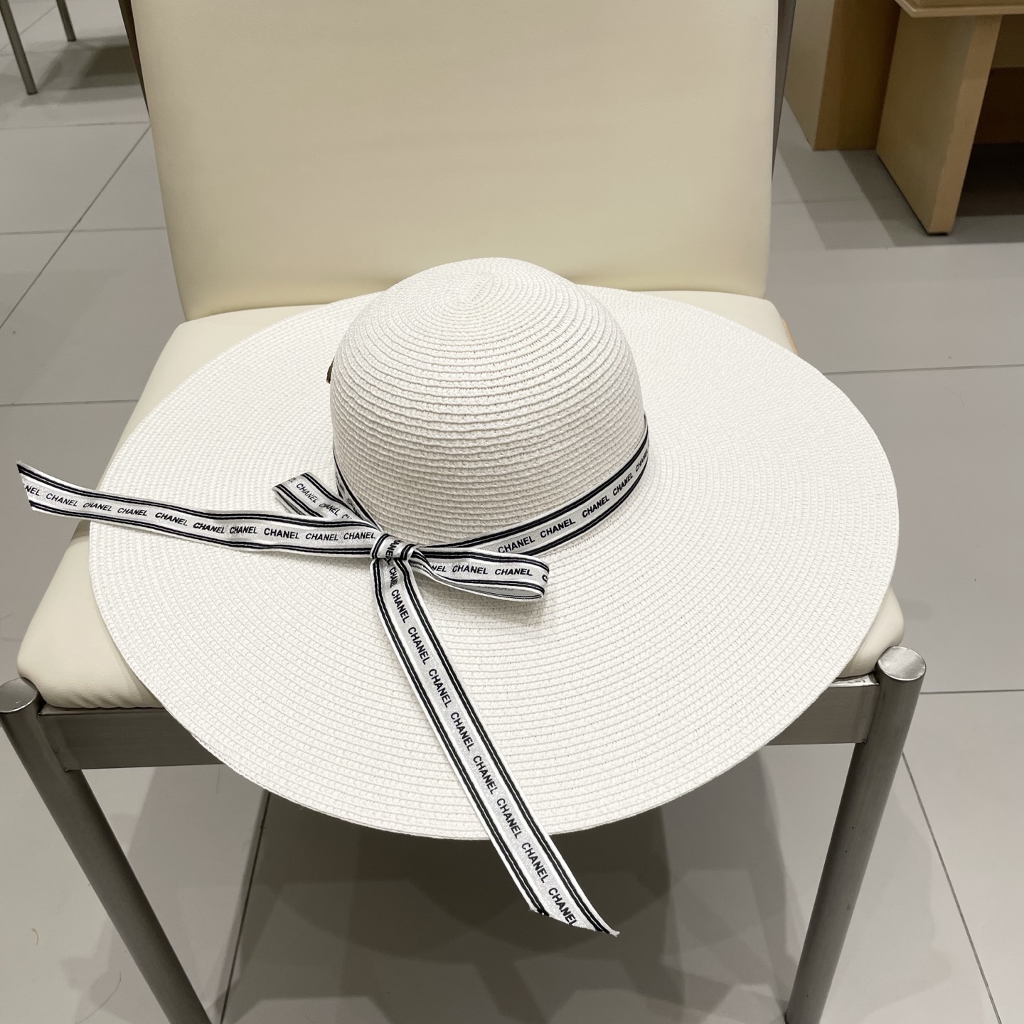  【CHANEL香奈儿】2025新款草编大檐织带款编织草帽，度假休闲必备，优雅大方的一款