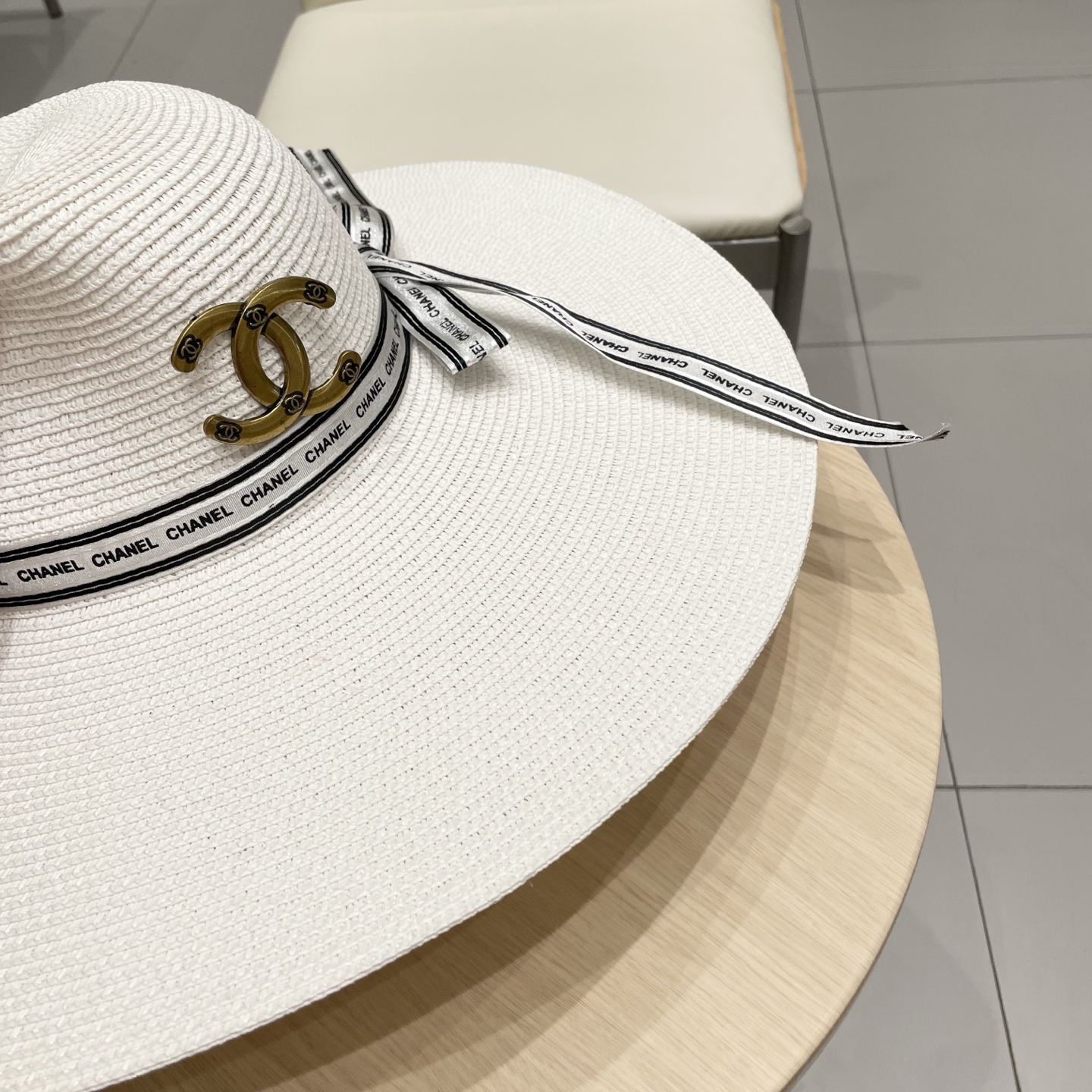  【CHANEL香奈儿】2025新款草编大檐织带款编织草帽，度假休闲必备，优雅大方的一款