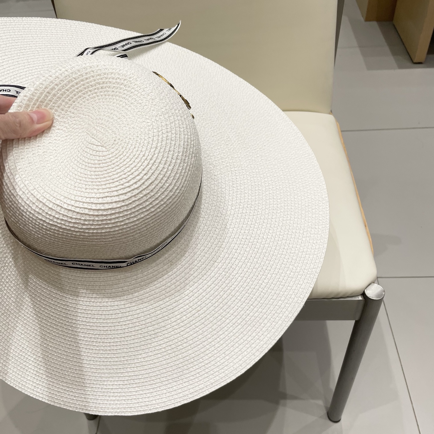  【CHANEL香奈儿】2025新款草编大檐织带款编织草帽，度假休闲必备，优雅大方的一款