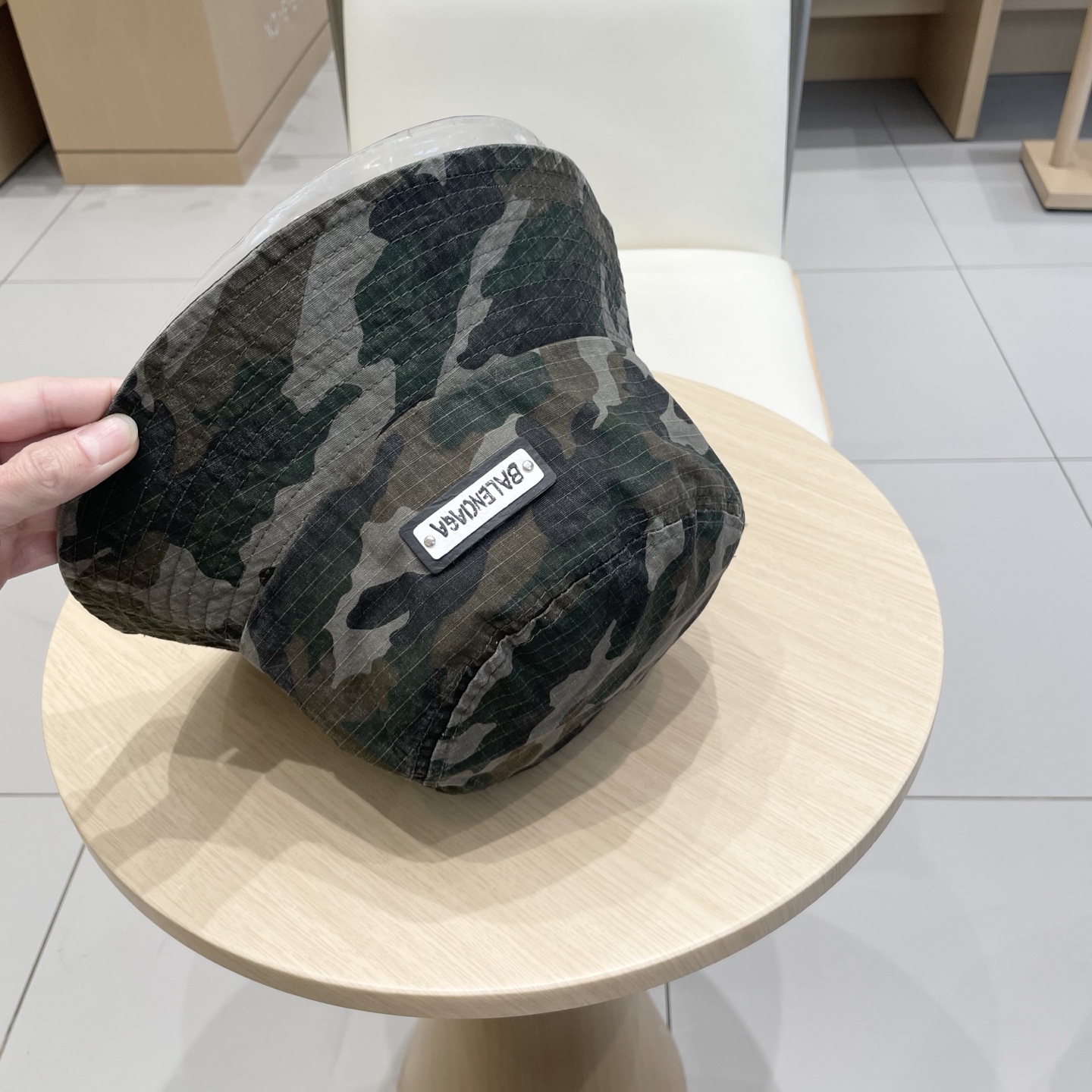  BALENCIAGA巴黎世家 爆款迷彩渔夫帽 巨遮阳心动💓