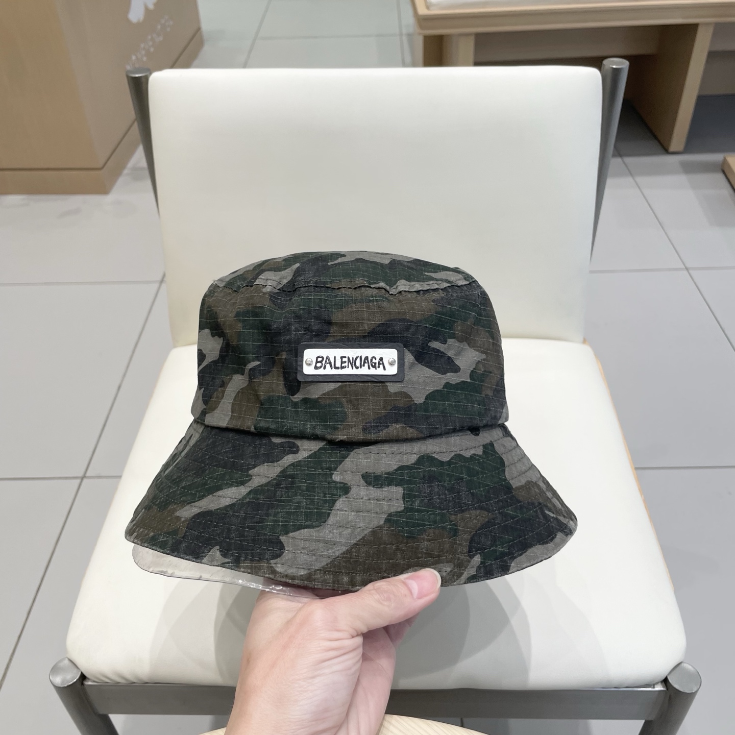  BALENCIAGA巴黎世家 爆款迷彩渔夫帽 巨遮阳心动💓