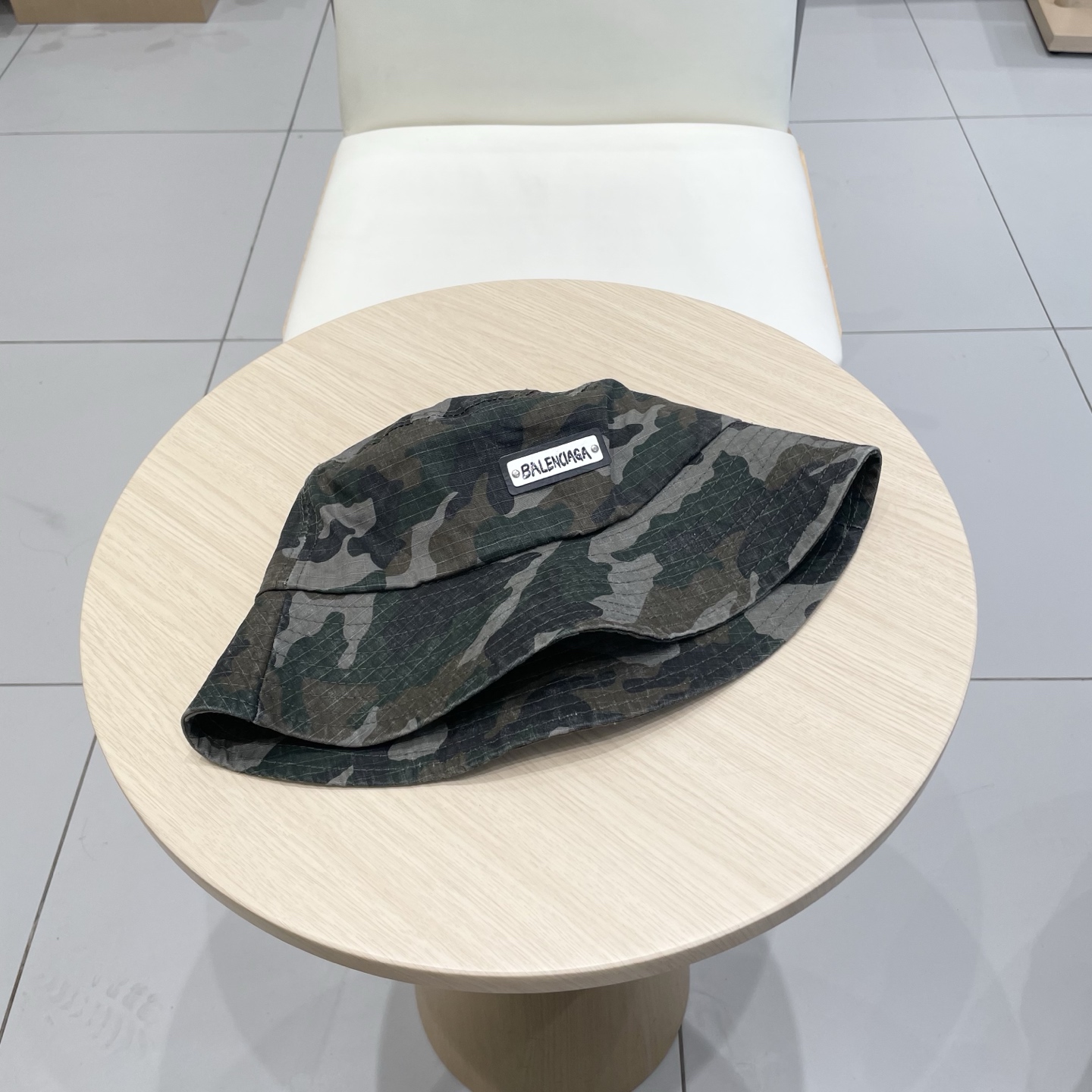  BALENCIAGA巴黎世家 爆款迷彩渔夫帽 巨遮阳心动💓