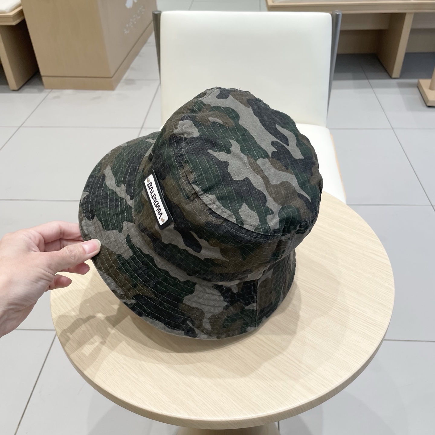  BALENCIAGA巴黎世家 爆款迷彩渔夫帽 巨遮阳心动💓
