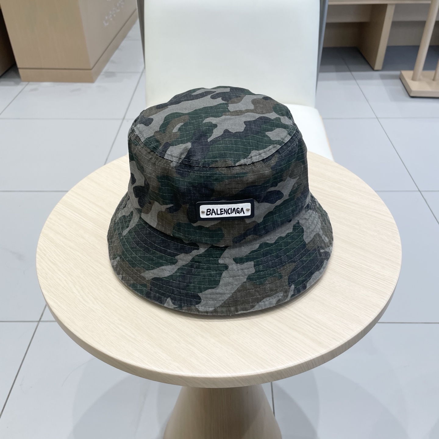 BALENCIAGA巴黎世家 爆款迷彩渔夫帽 巨遮阳心动💓