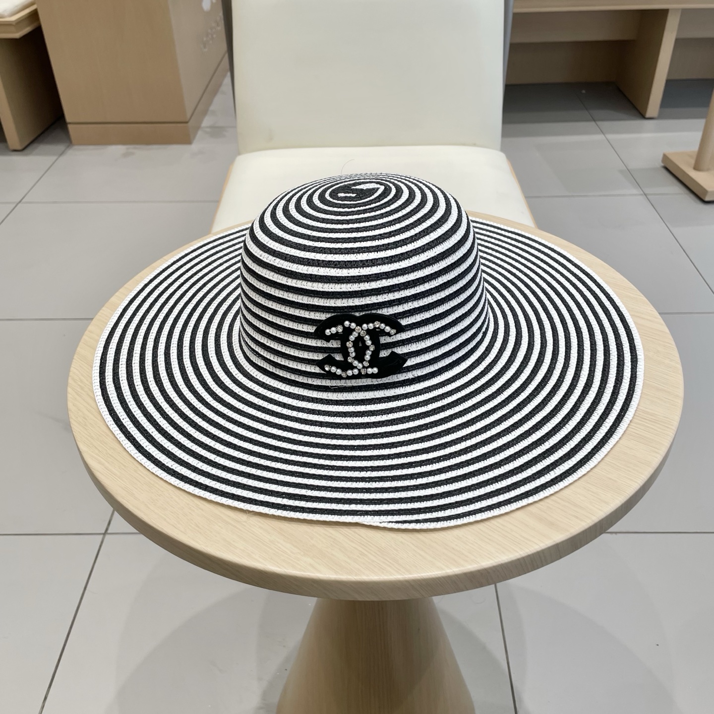 NO:357200,Chanel Chanel hot two-color striped simple casual big hat brim straw hat women outdoor travel beach sun shading face small hat straw hat fisherman hat baseball hat, hat, chanel, chanel, espadrilles, hats香奈儿Chanel爆款双色条纹简约休闲大帽檐草帽女户外旅游沙滩遮阳显脸小帽子草帽渔夫帽棒球帽,帽子,chanel,chanel,espadrilles,hats,hat