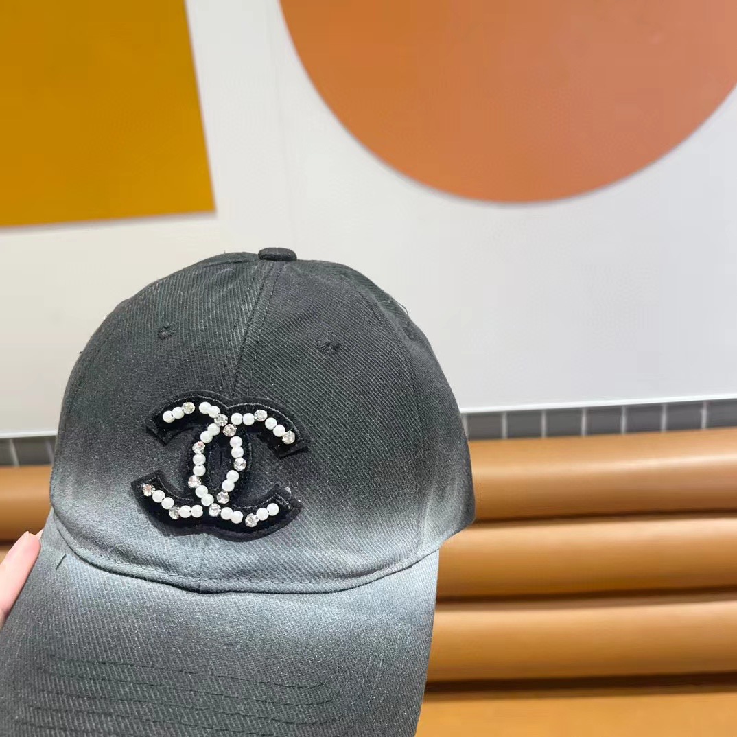  香奈儿新款字母logo棒球帽，很酷的色系，女佩戴都有不同style，第一批抢先出货！香粉必入款！