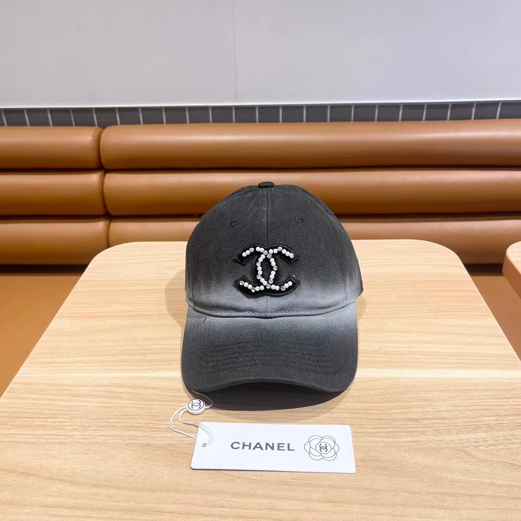  香奈儿新款字母logo棒球帽，很酷的色系，女佩戴都有不同style，第一批抢先出货！香粉必入款！