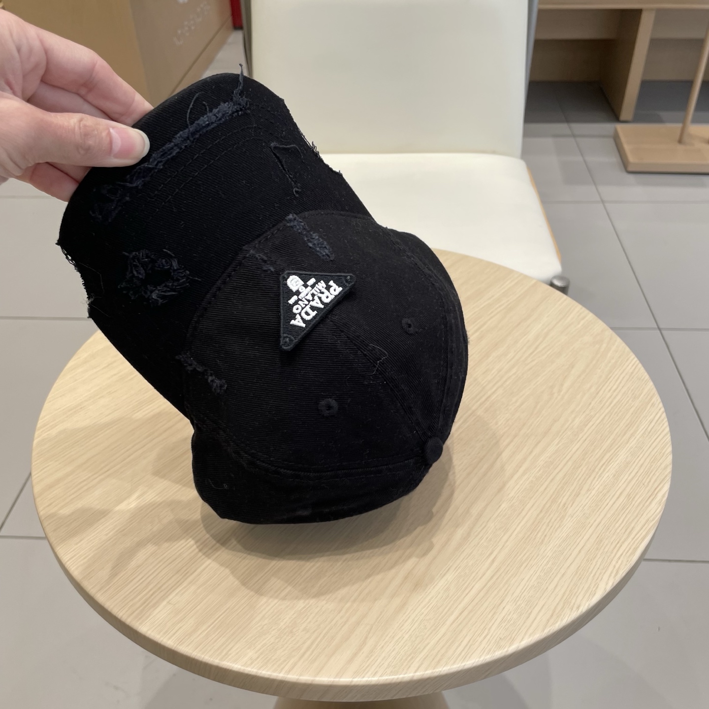 普拉达 PRADA 新品经典棒球帽 代购版本！时尚潮流，高端做工！非一般的品质，细节看实拍哦