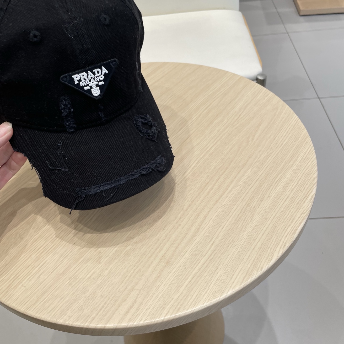 普拉达 PRADA 新品经典棒球帽 代购版本！时尚潮流，高端做工！非一般的品质，细节看实拍哦