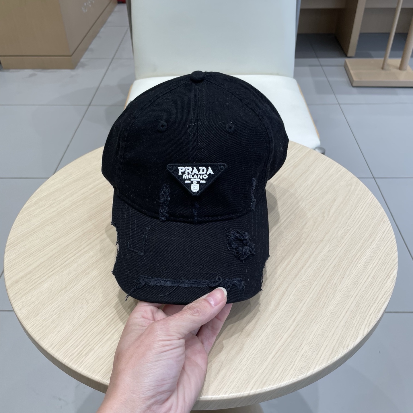 普拉达 PRADA 新品经典棒球帽 代购版本！时尚潮流，高端做工！非一般的品质，细节看实拍哦