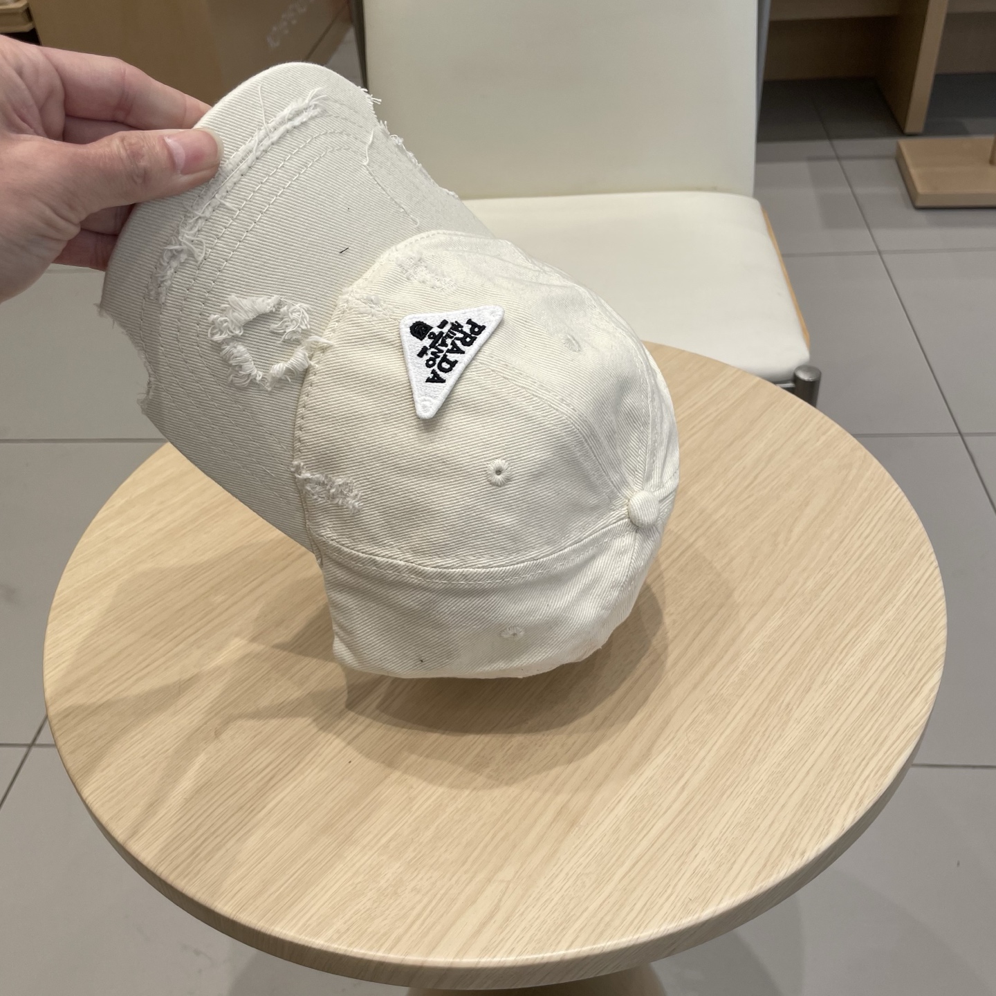 普拉达 PRADA 新品经典棒球帽 代购版本！时尚潮流，高端做工！非一般的品质，细节看实拍哦