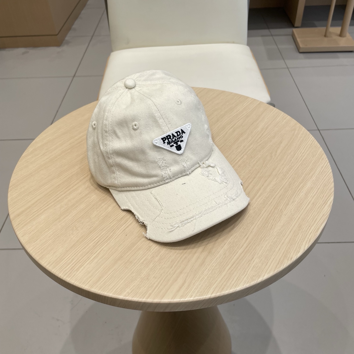 普拉达 PRADA 新品经典棒球帽 代购版本！时尚潮流，高端做工！非一般的品质，细节看实拍哦