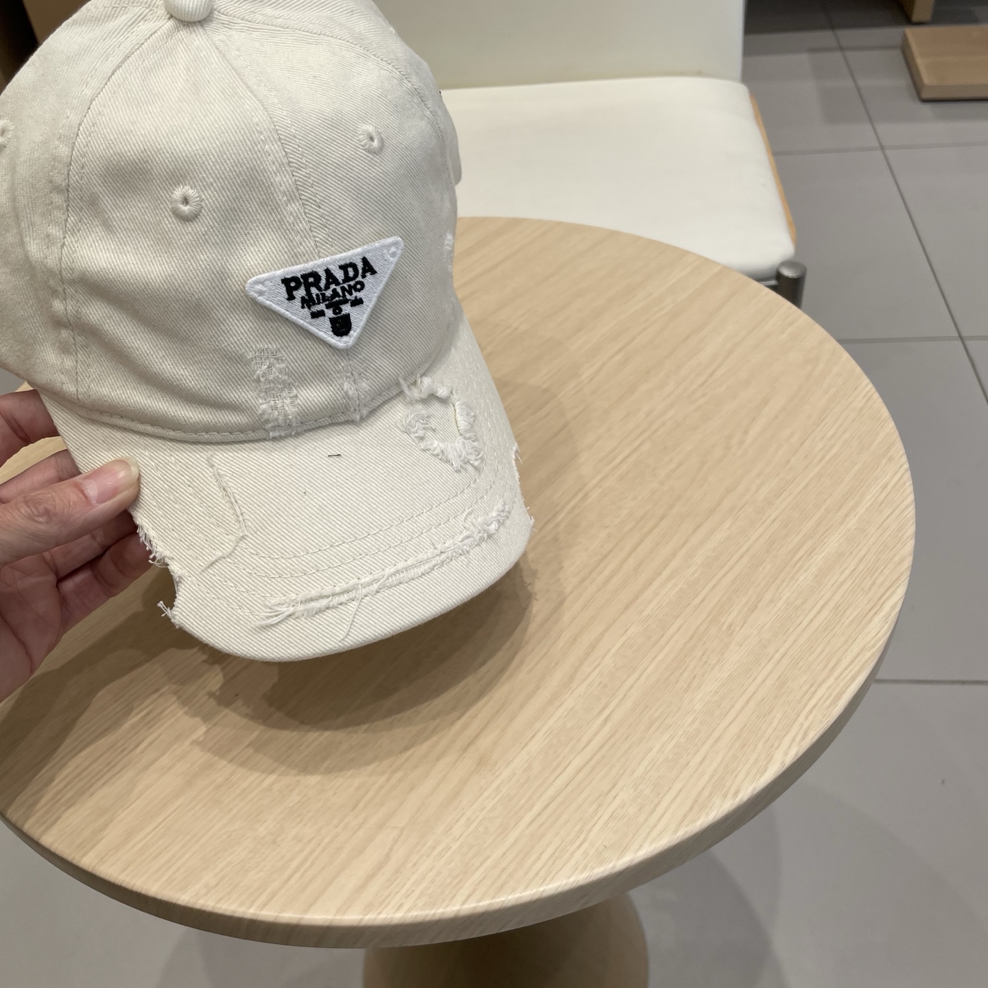 普拉达 PRADA 新品经典棒球帽 代购版本！时尚潮流，高端做工！非一般的品质，细节看实拍哦