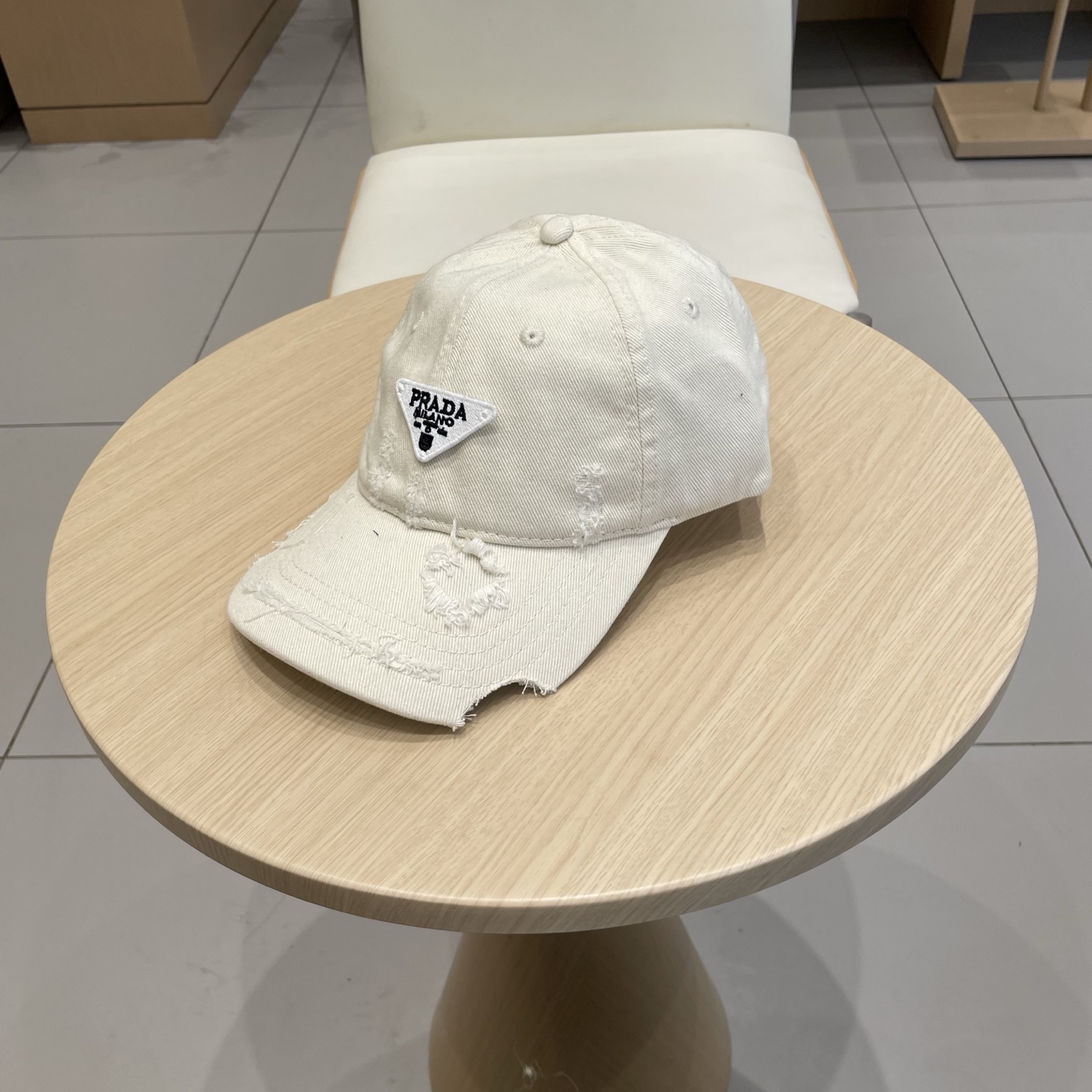 普拉达 PRADA 新品经典棒球帽 代购版本！时尚潮流，高端做工！非一般的品质，细节看实拍哦