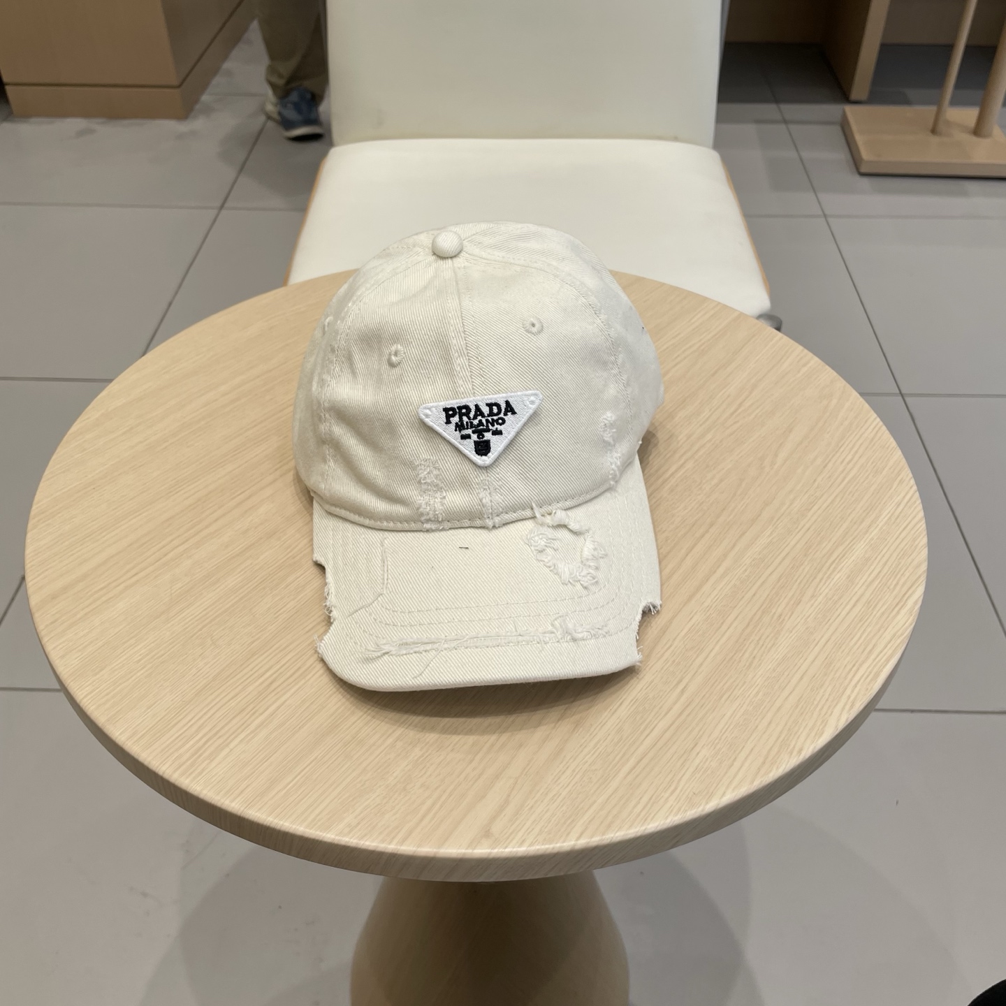 普拉达 PRADA 新品经典棒球帽 代购版本！时尚潮流，高端做工！非一般的品质，细节看实拍哦