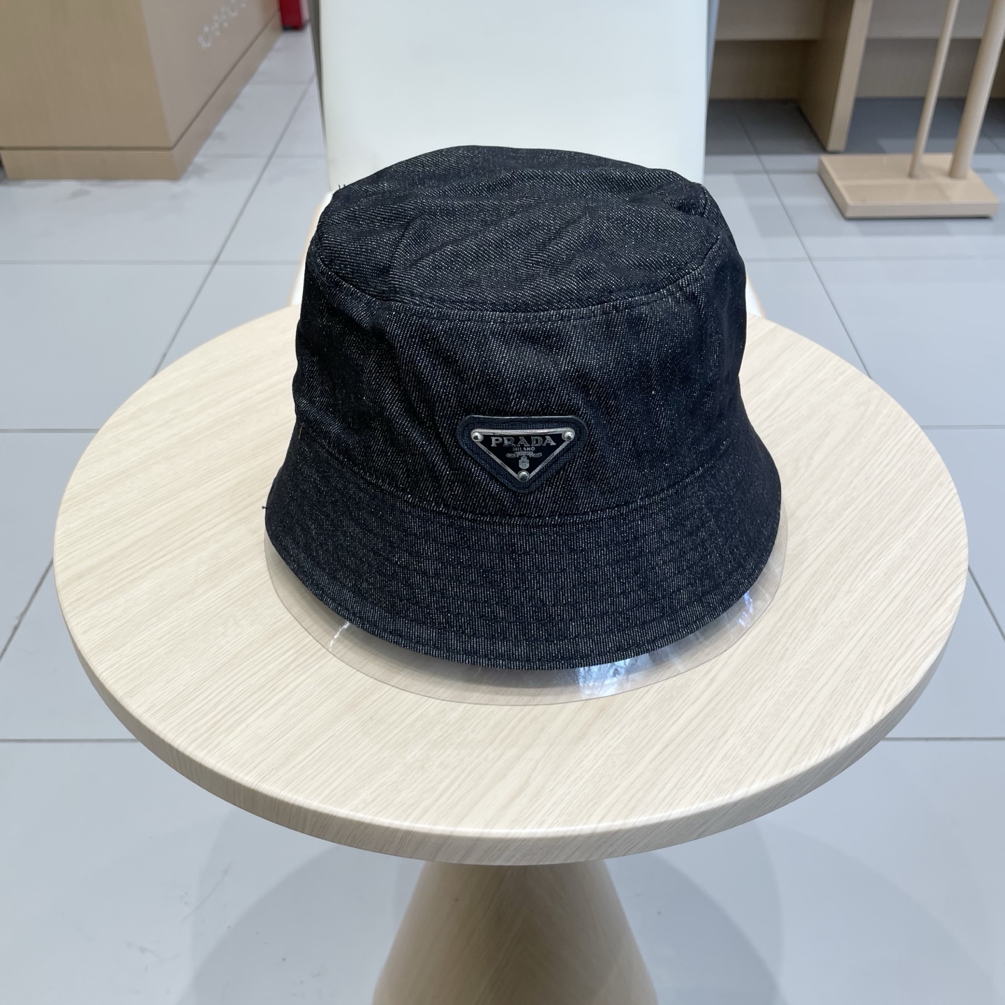  Prada 普拉达高品质牛仔布倒三角渔夫帽
洗水牛仔色，秀场同款，面料柔软舒适
百搭休闲款，闭眼入！