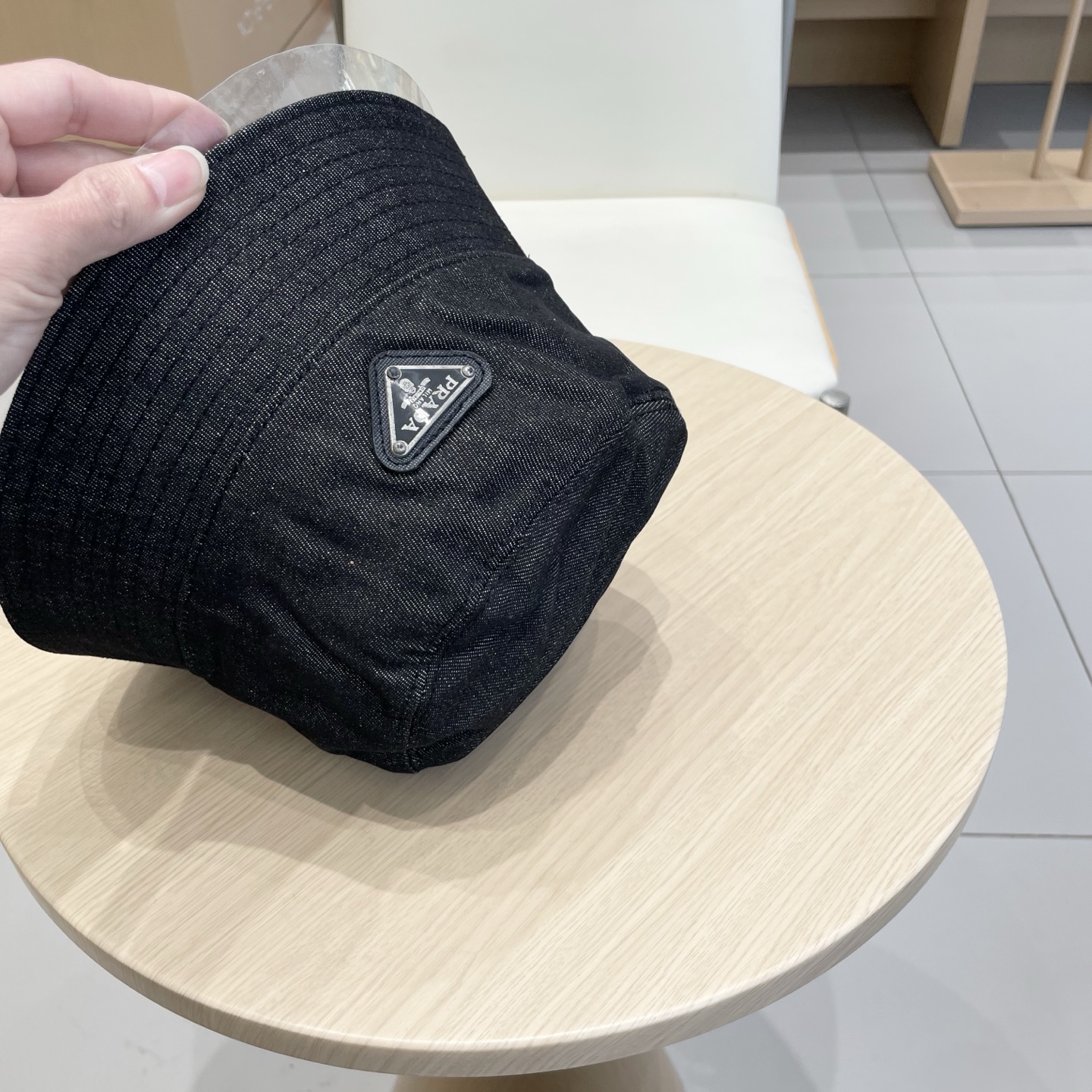  Prada 普拉达高品质牛仔布倒三角渔夫帽
洗水牛仔色，秀场同款，面料柔软舒适
百搭休闲款，闭眼入！