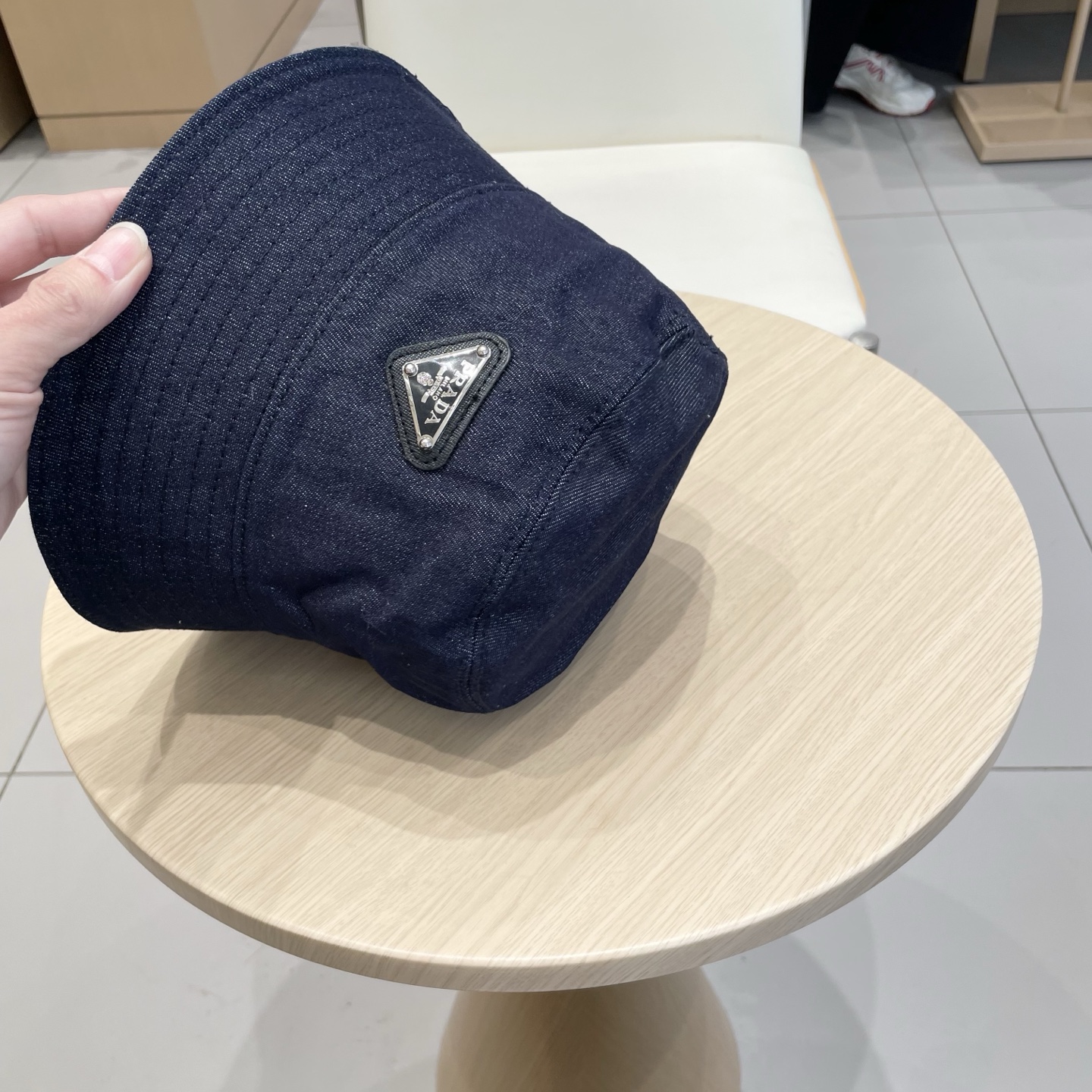  Prada 普拉达高品质牛仔布倒三角渔夫帽
洗水牛仔色，秀场同款，面料柔软舒适
百搭休闲款，闭眼入！