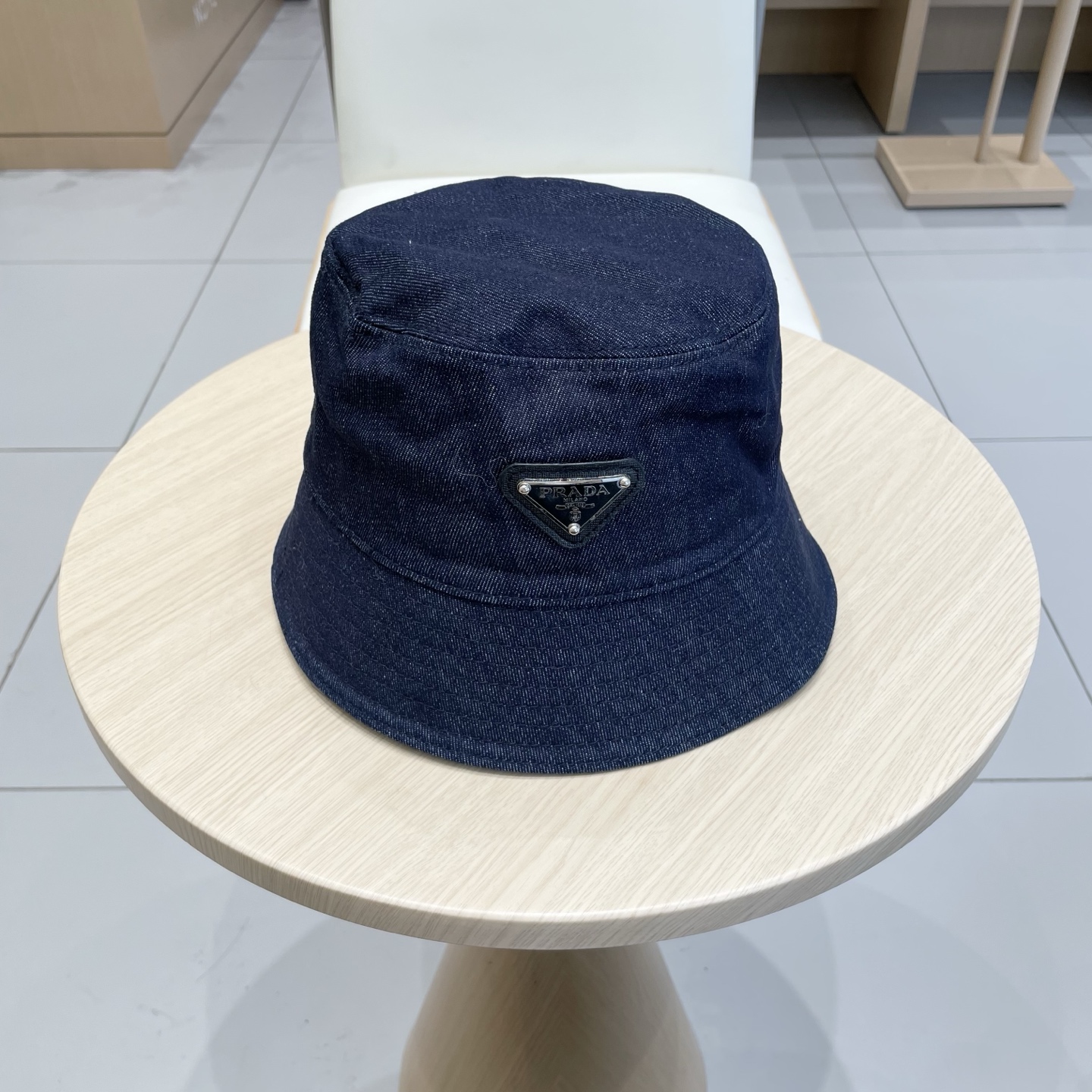  Prada 普拉达高品质牛仔布倒三角渔夫帽
洗水牛仔色，秀场同款，面料柔软舒适
百搭休闲款，闭眼入！