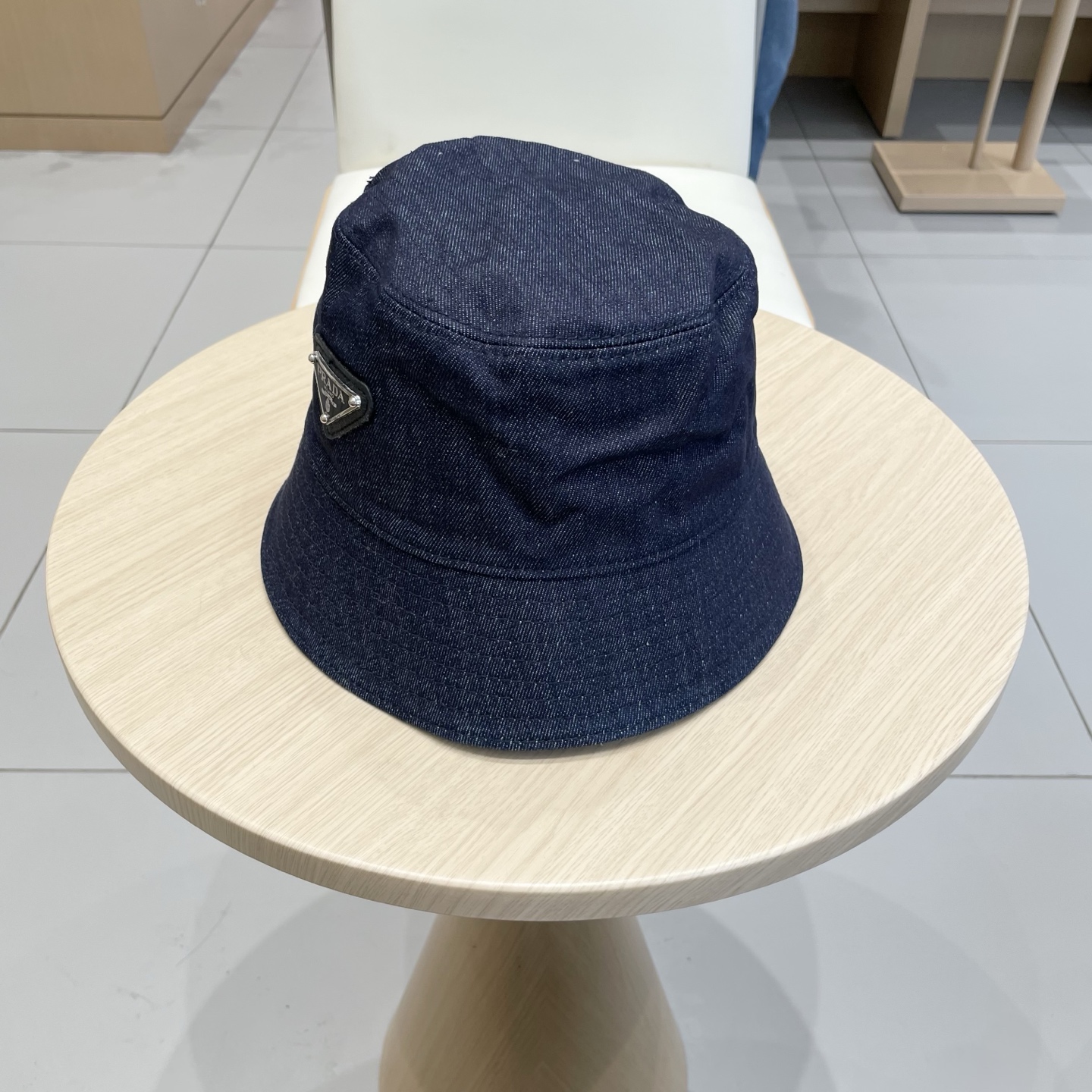  Prada 普拉达高品质牛仔布倒三角渔夫帽
洗水牛仔色，秀场同款，面料柔软舒适
百搭休闲款，闭眼入！