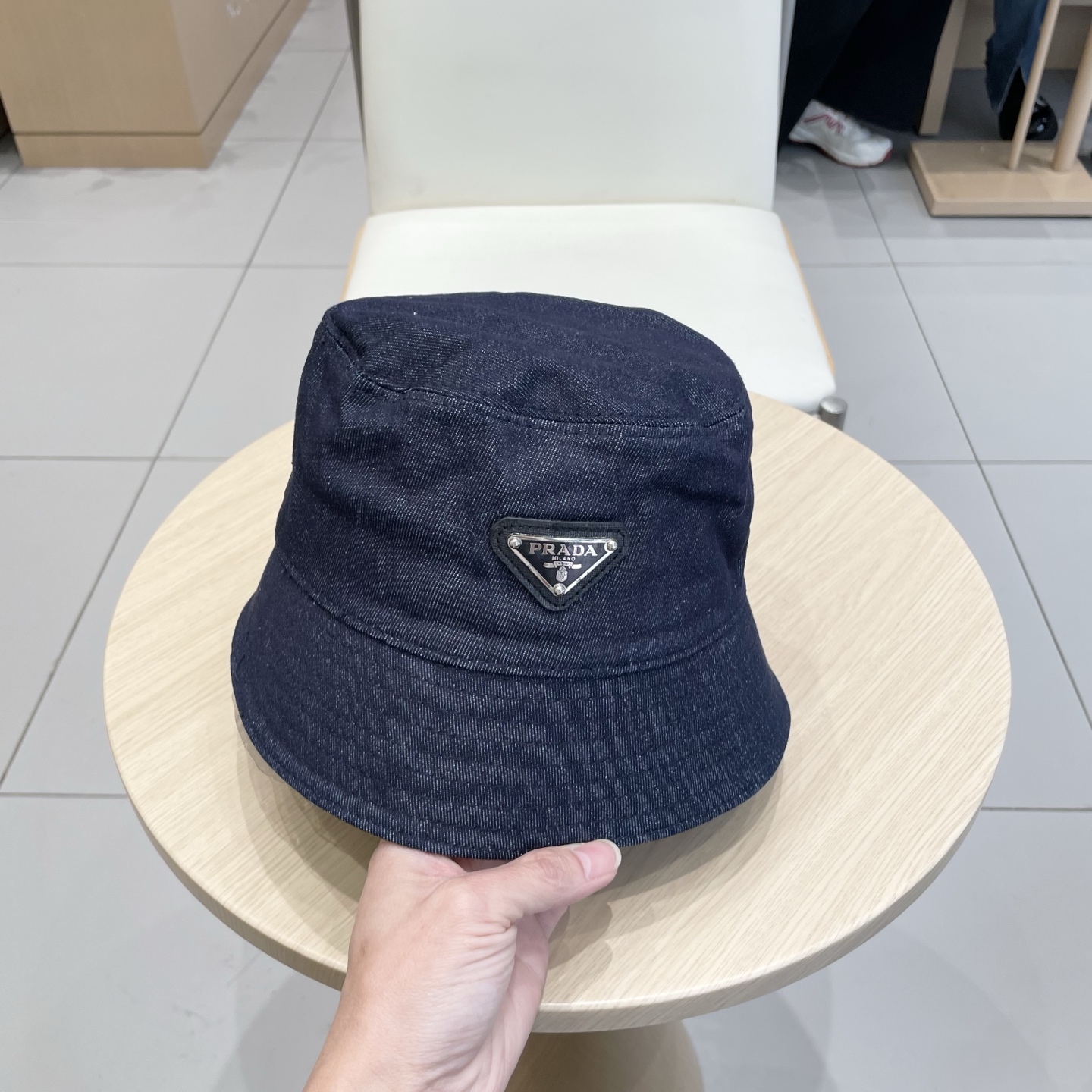  Prada 普拉达高品质牛仔布倒三角渔夫帽
洗水牛仔色，秀场同款，面料柔软舒适
百搭休闲款，闭眼入！