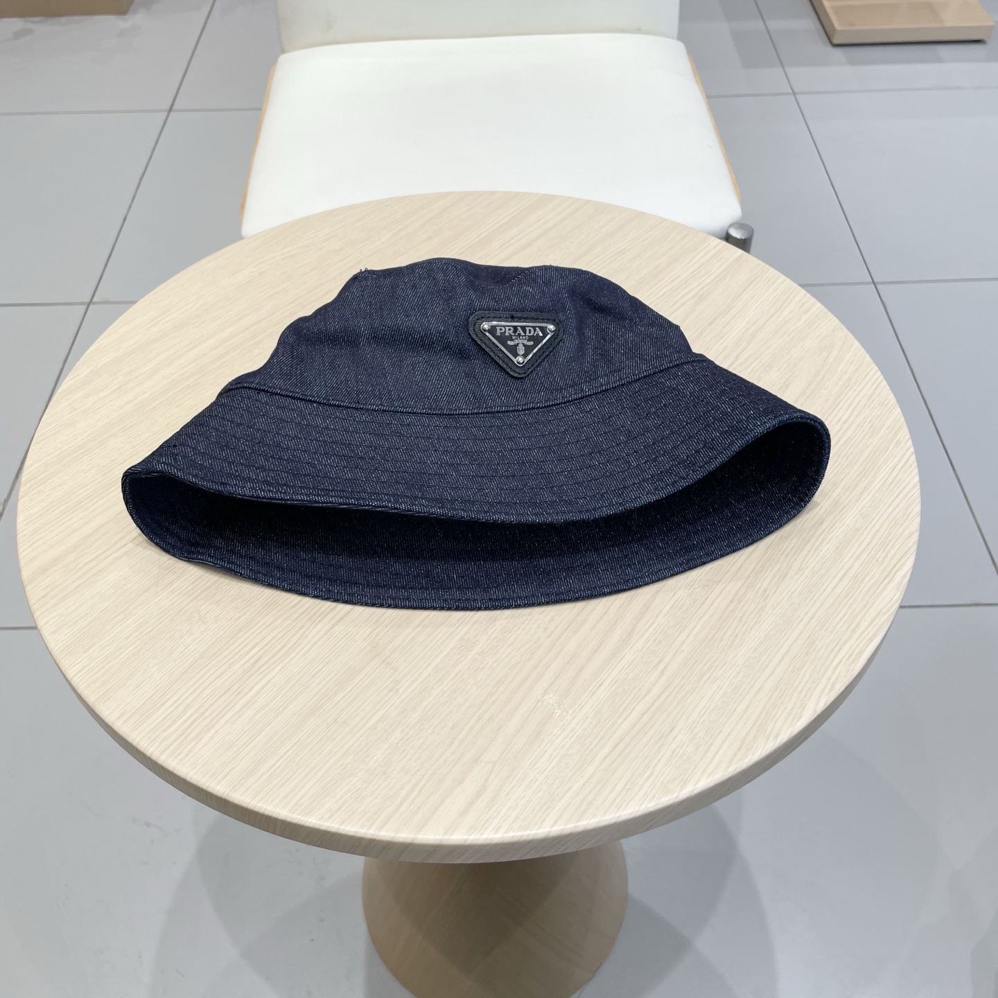 NO:225647,Prada high-quality denim inverted triangular fisherman hat, wash cowboy color, same style on the show, soft and comfortable fabric, versatile casual style, close your eyes!  Hat Straw Hat Fisherman Hat Baseball Hat Knitted Hats, Hats, Prada, Prada, espadrilles, hats19860909Prada 普拉达高品质牛仔布倒三角渔夫帽 洗水牛仔色,秀场同款,面料柔软舒适 百搭休闲款,闭眼入！帽子草帽渔夫帽棒球帽针织帽,帽子,prada,prada,espadrilles,hats,hat